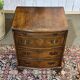 Commode anglaise en noyer des années 1950
