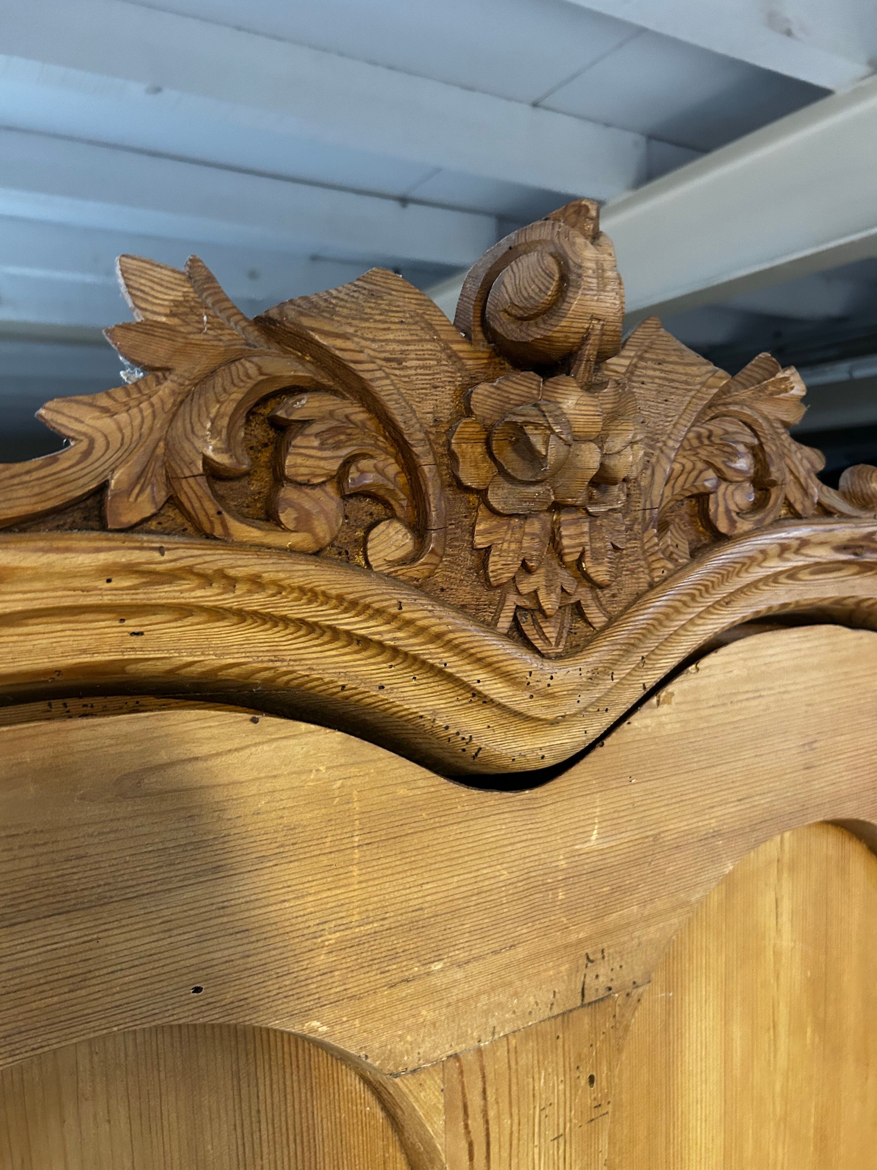 Large country pine bonnetière with carved details.