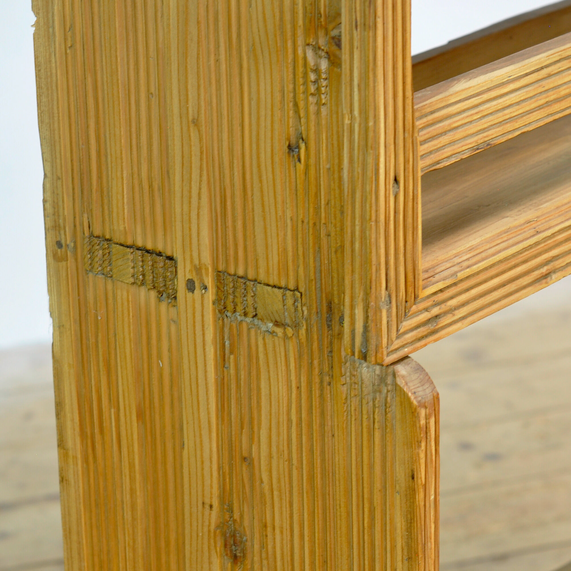 Armoire en pin, vers 1930