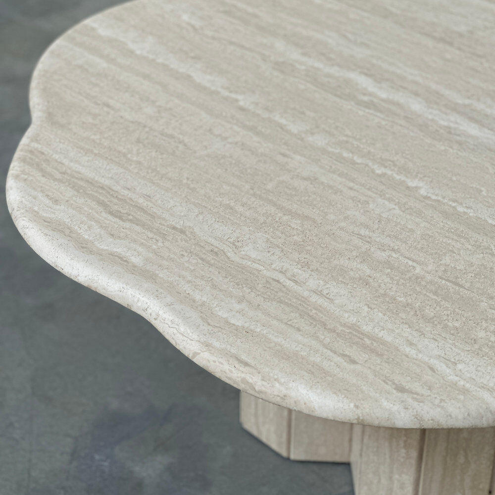 Table basse en travertin sculptural français élégant, années 1980