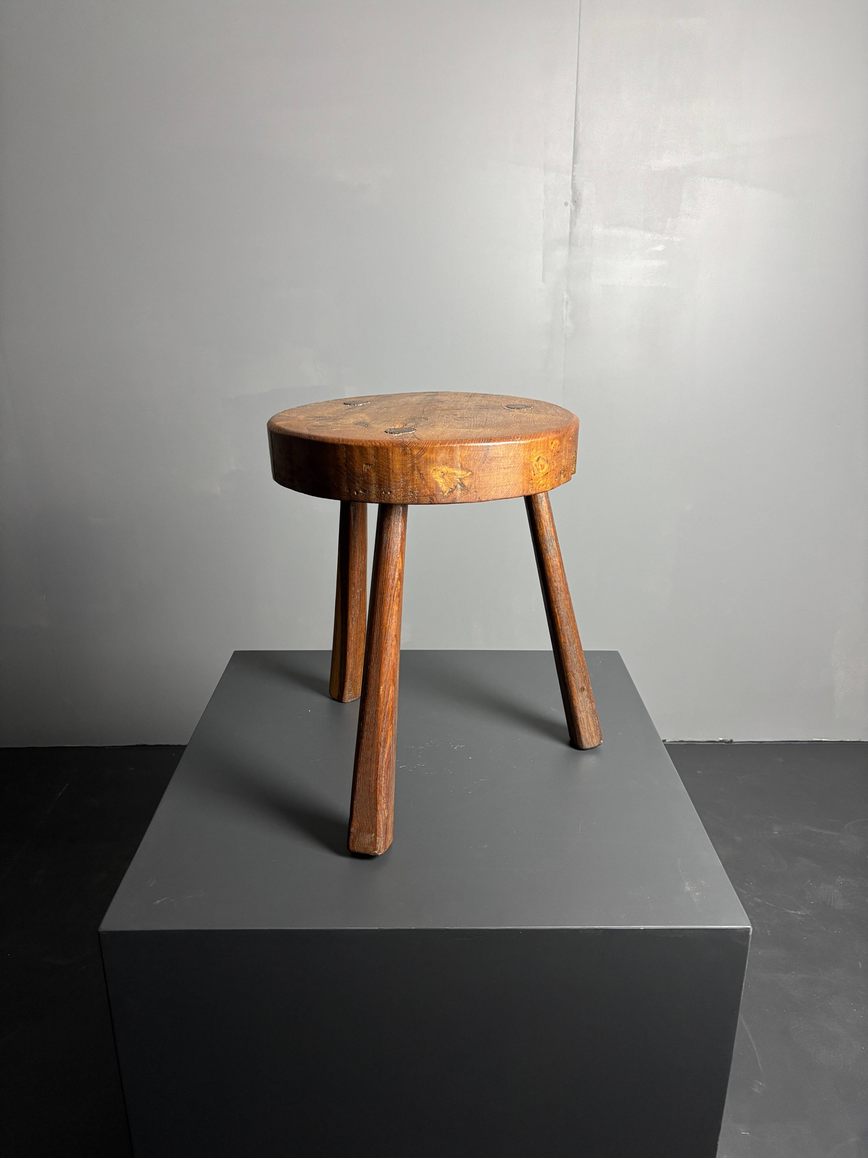 Tabouret de ferme rustique français massif de style brutaliste des années 1950