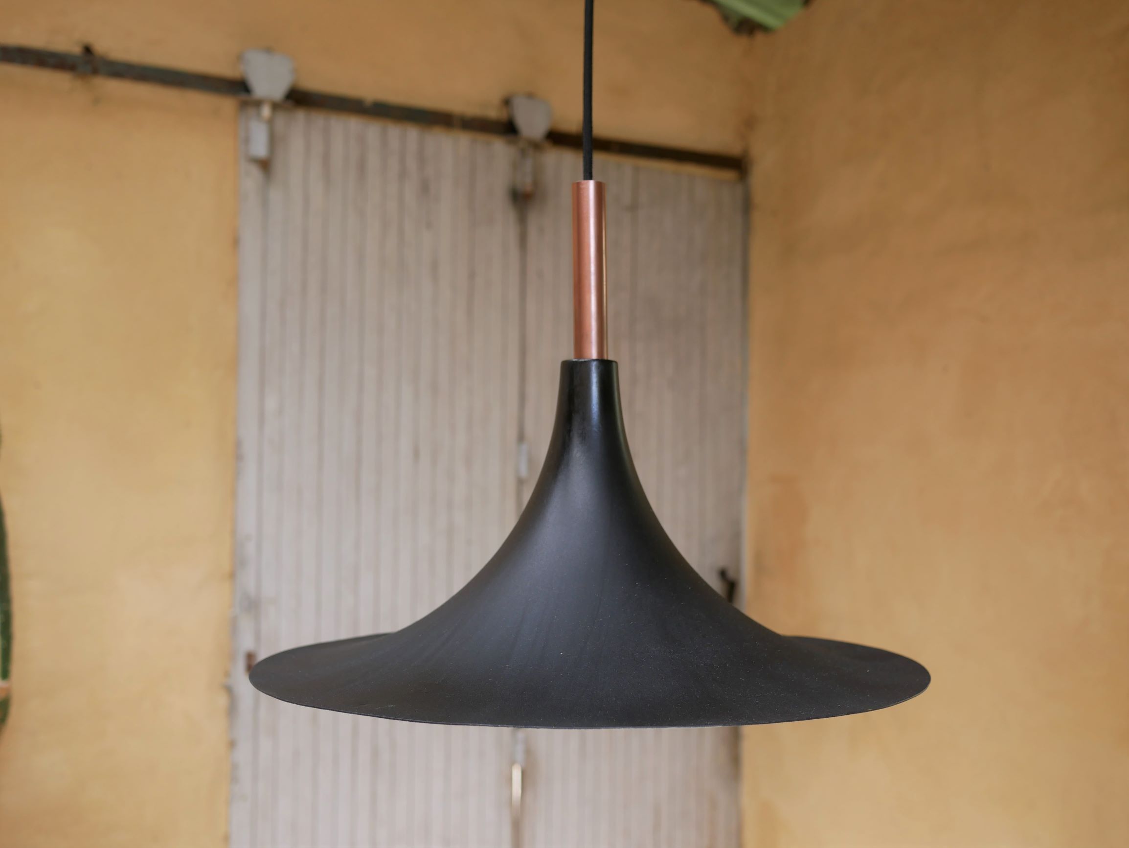 Vintage tulip hanging lamp in black metal and copper