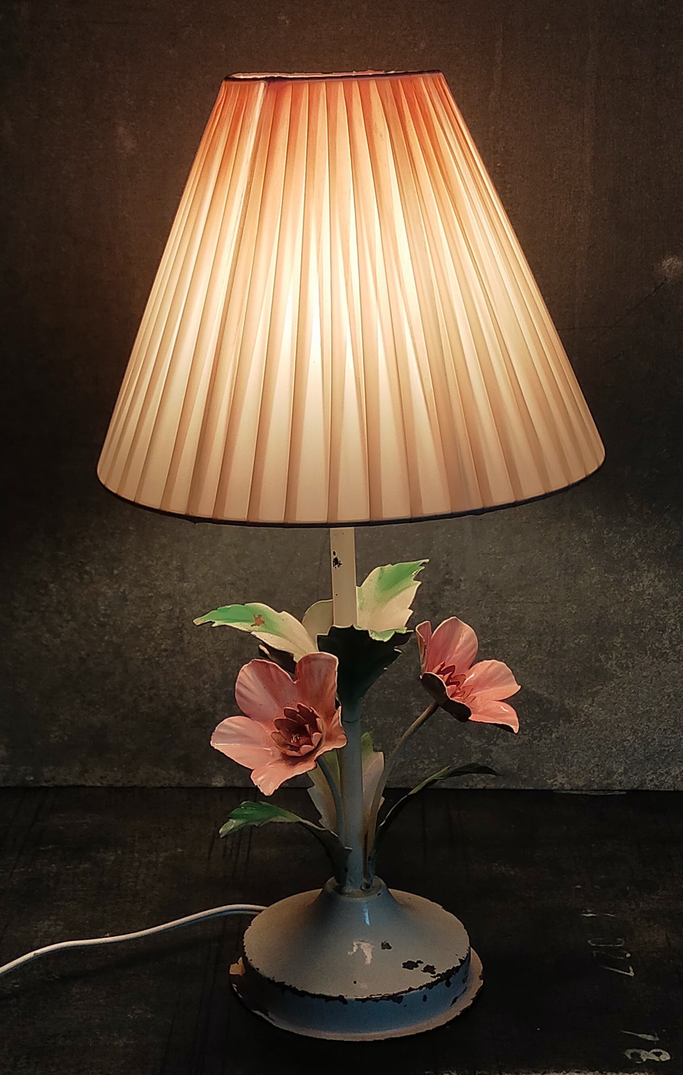 Bouquet lamp to table in vintage painted sheet vinyl lampshade