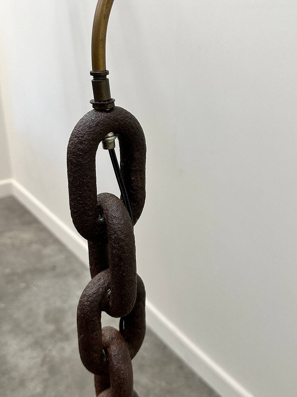 Brutalist cast iron & marine chain links floor lamp, France 1960s.