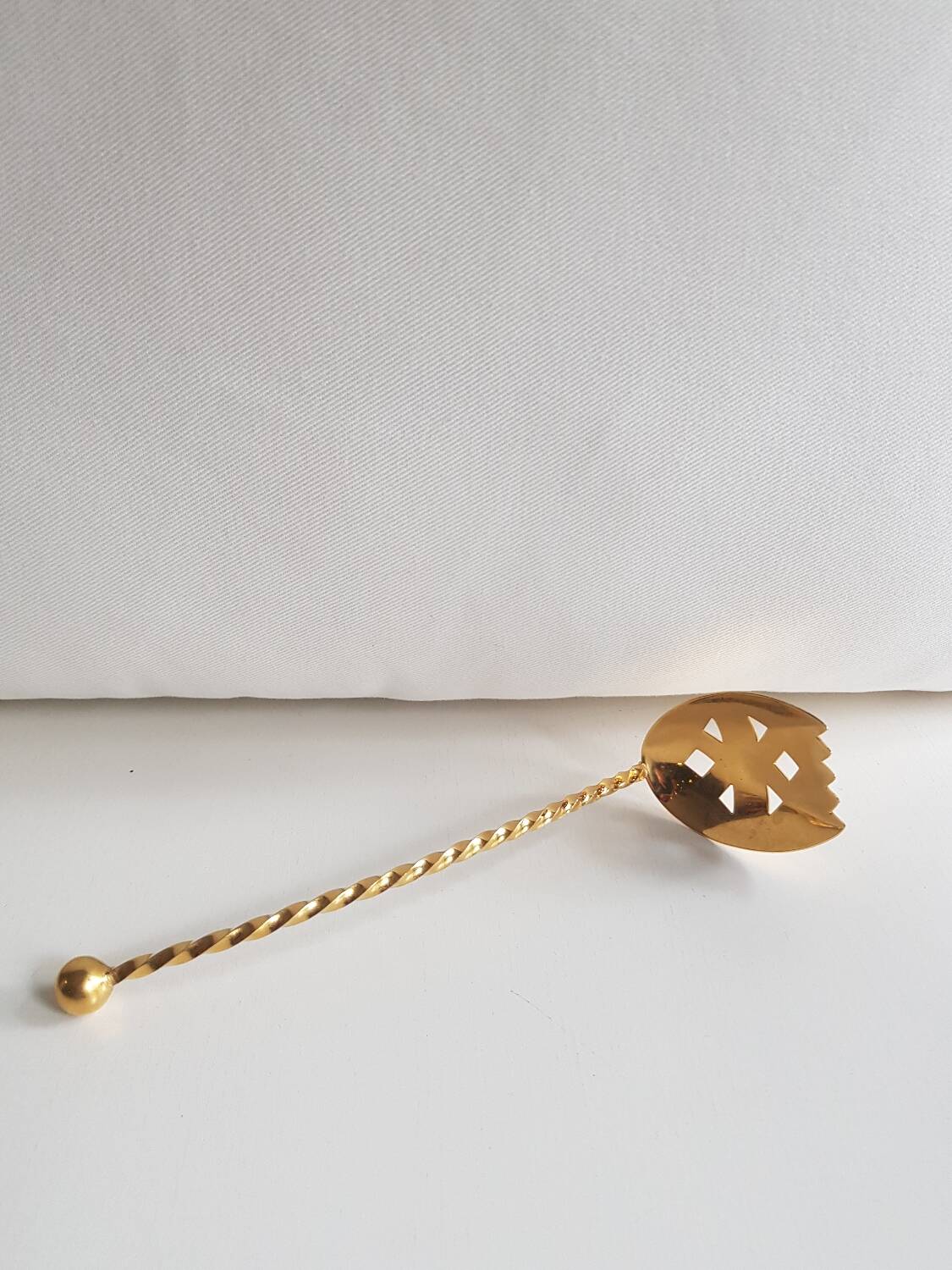 Seau à glace en cristal taillé du milieu du siècle Val Saint Lambert avec détails dorés et cuillère