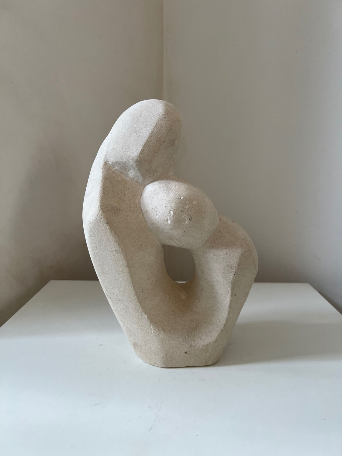 Sculpture abstraite plâtre couple enfant vintage