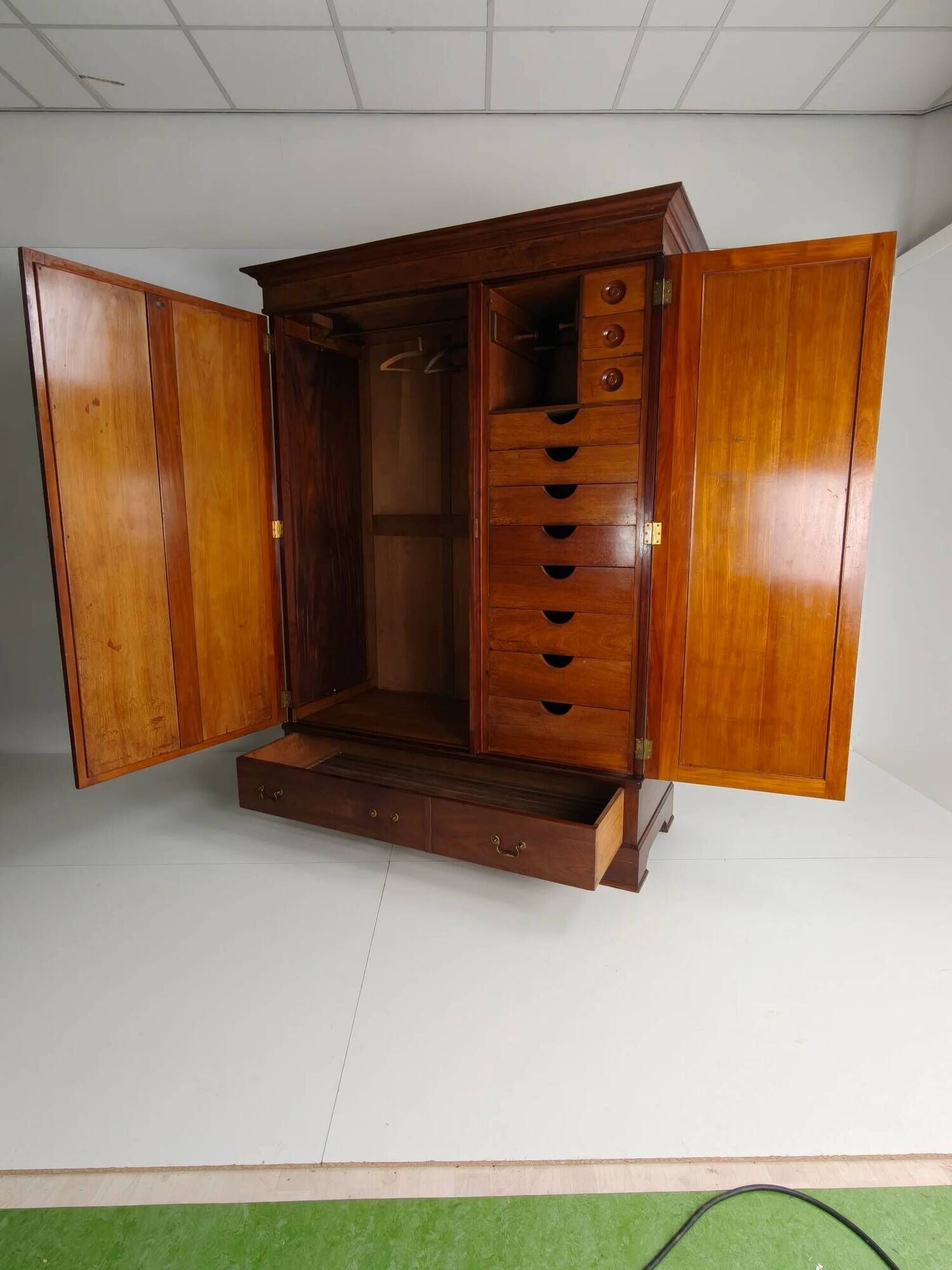 High-quality late 19th-century mahogany wardrobe by H. Pander & Zonen