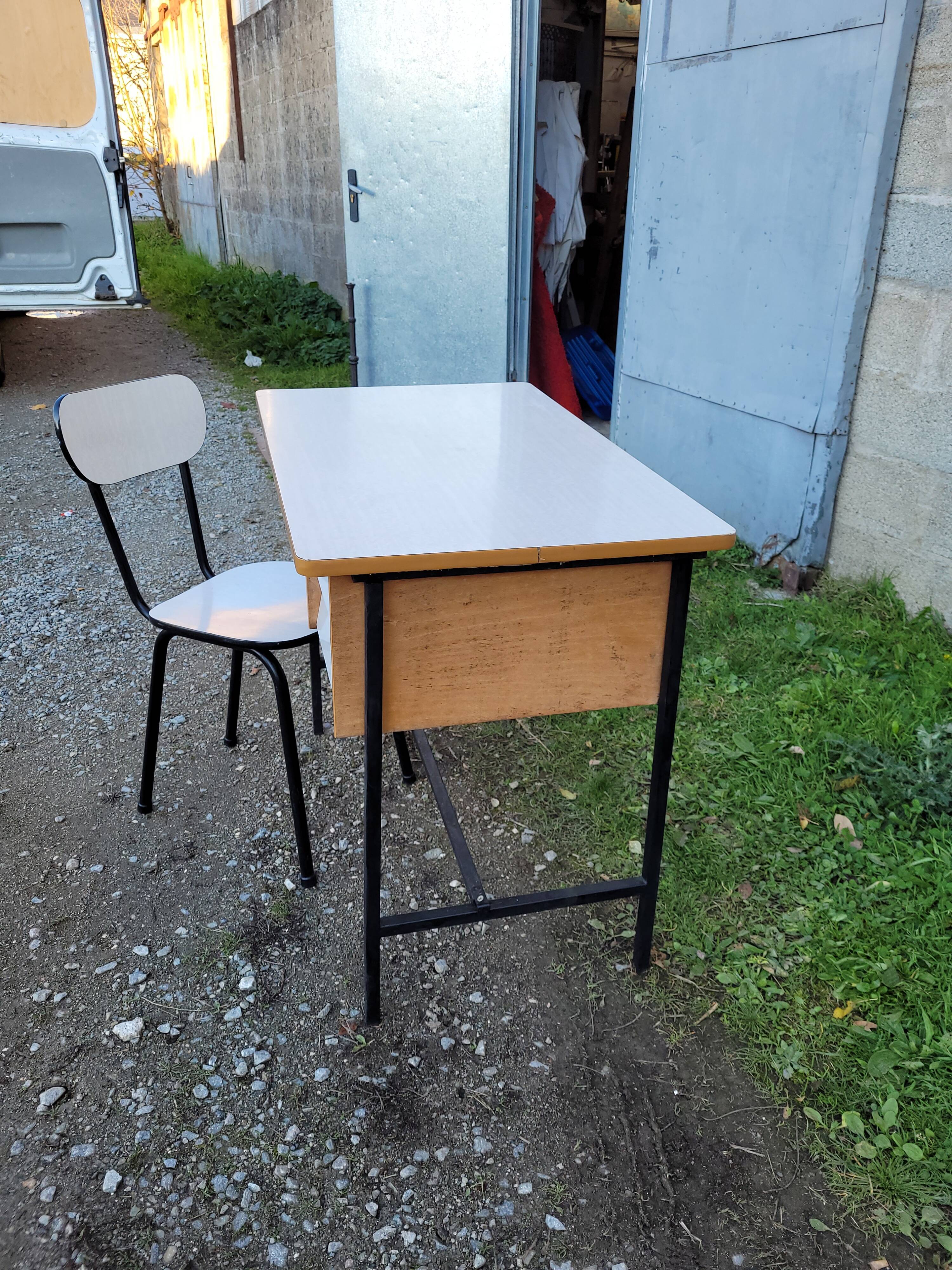 Children's desk year 60 70 and his chair