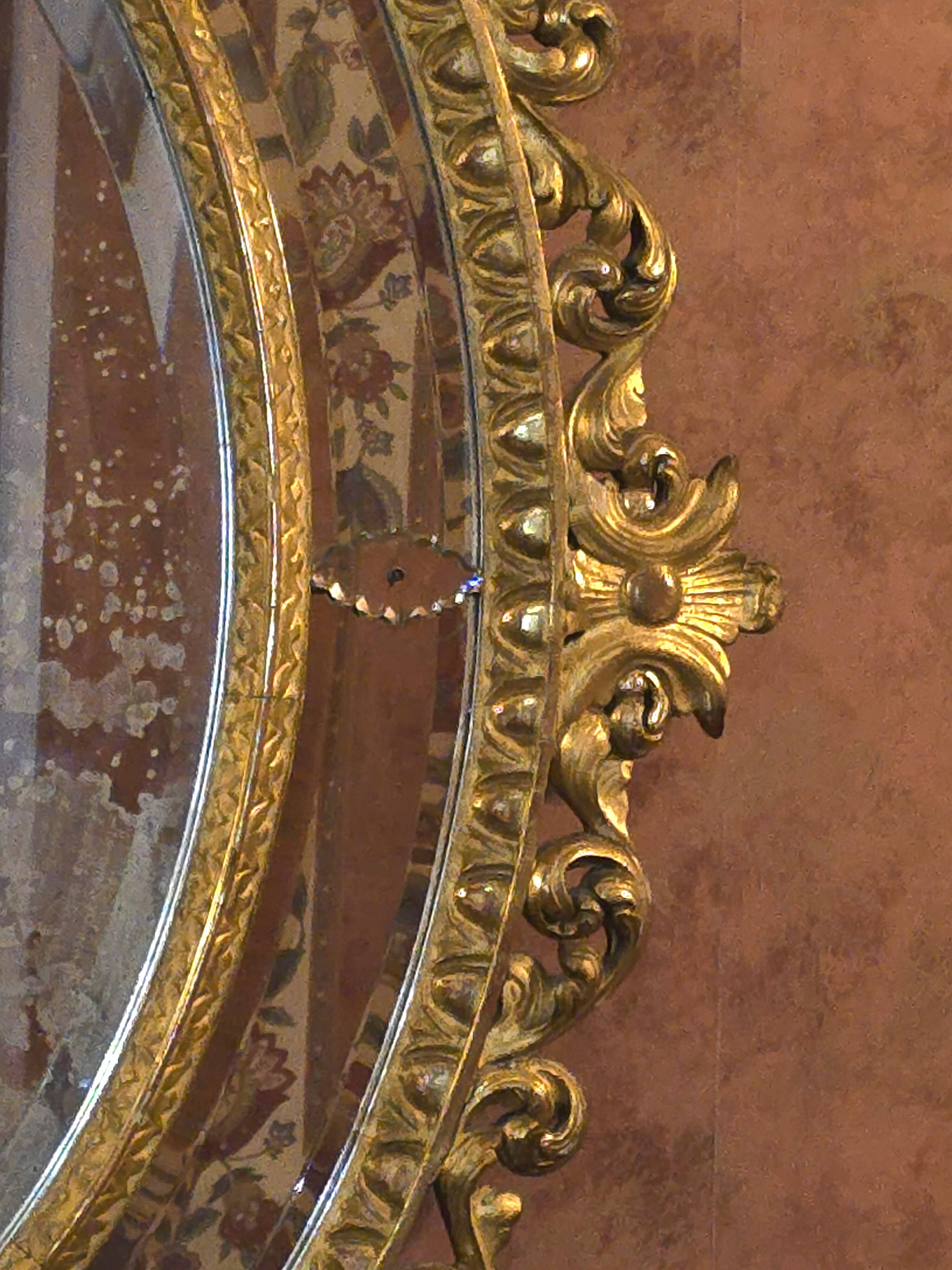 Oval mirror in gilded wood