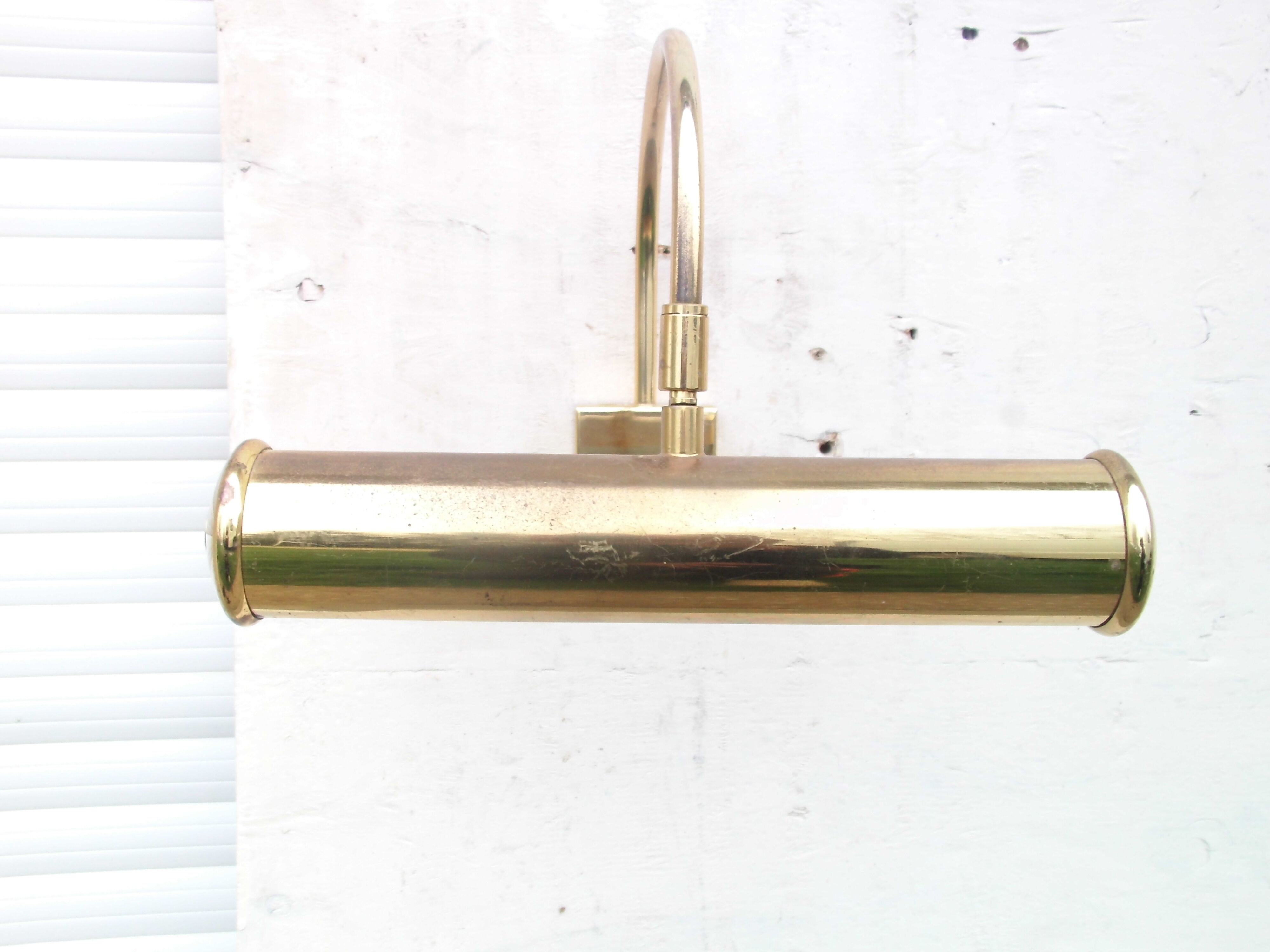 Wall light for gilded metal painting