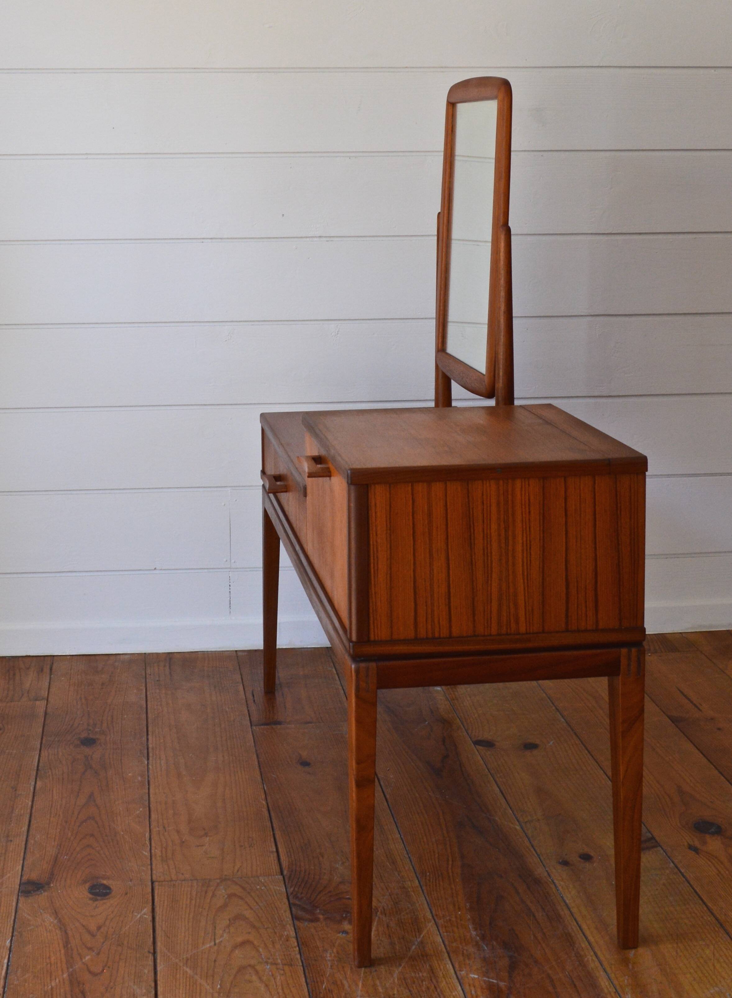Scandinavian dressing table