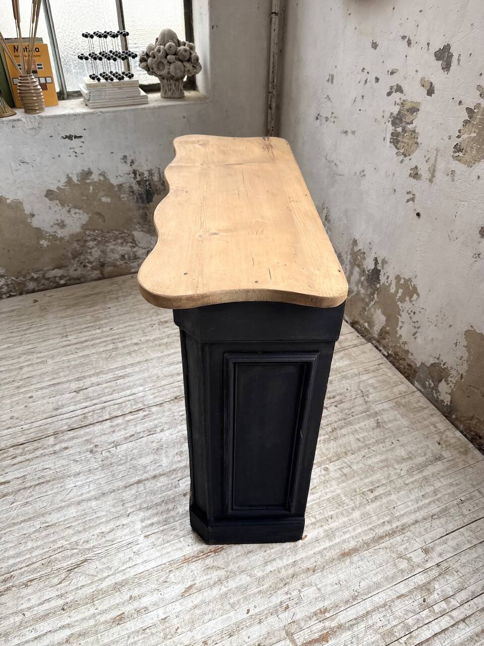 Floral 1920s trading counter