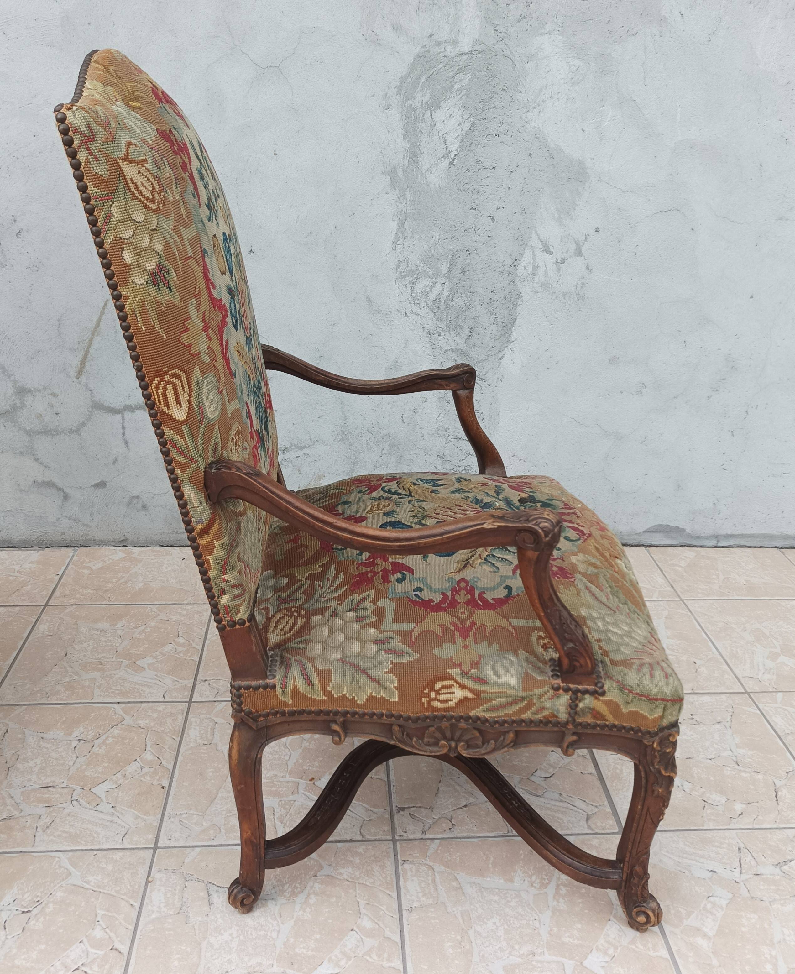 Paire de fauteuils Régence en noyer sculpté