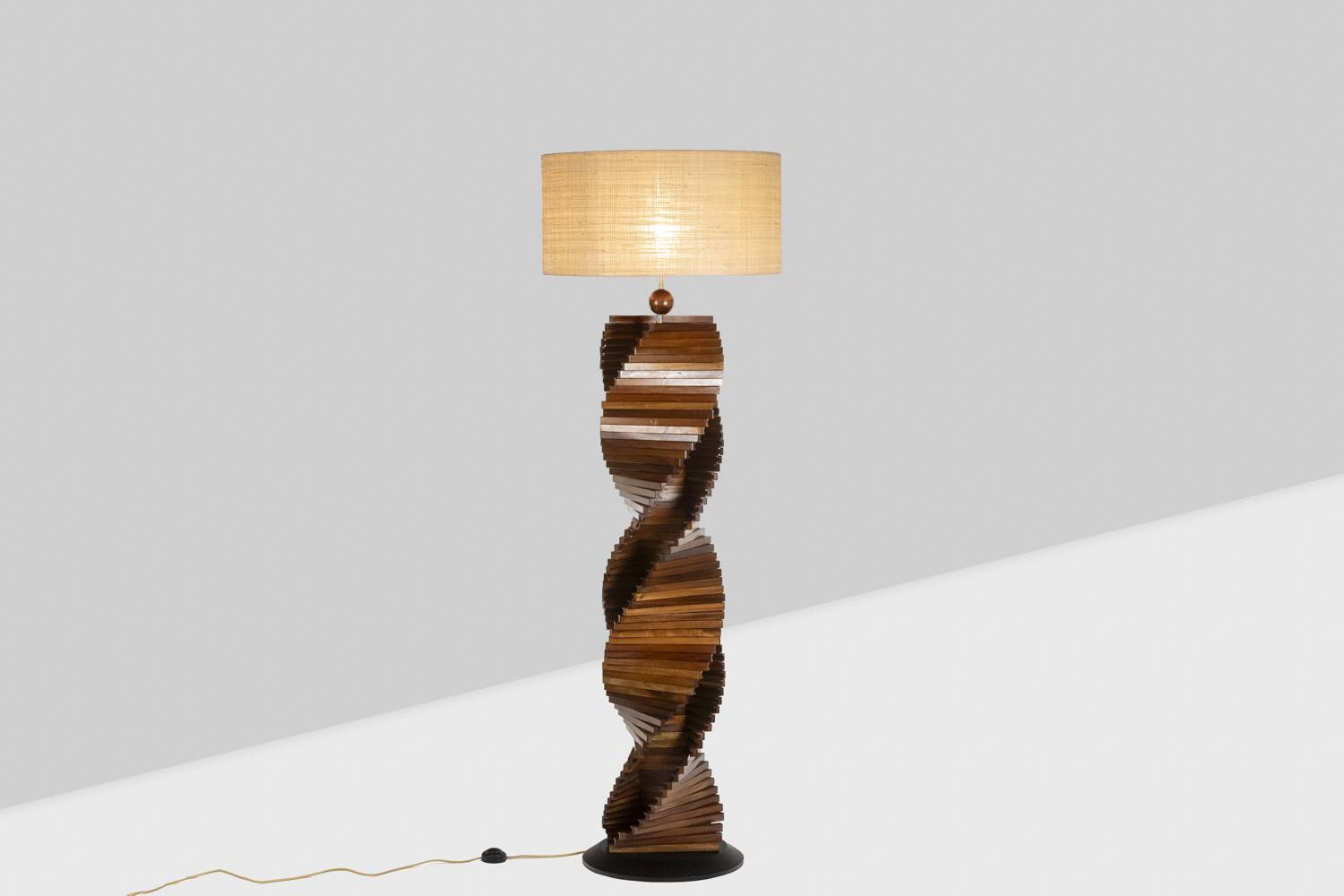 Pied de lampe en bois, sculptural. années 1980