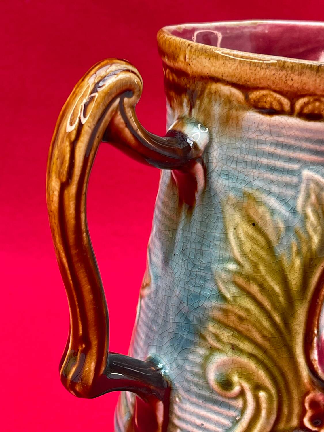 Pichet Art Nouveau en barbotine belge Wasmuel, XIXe siècle