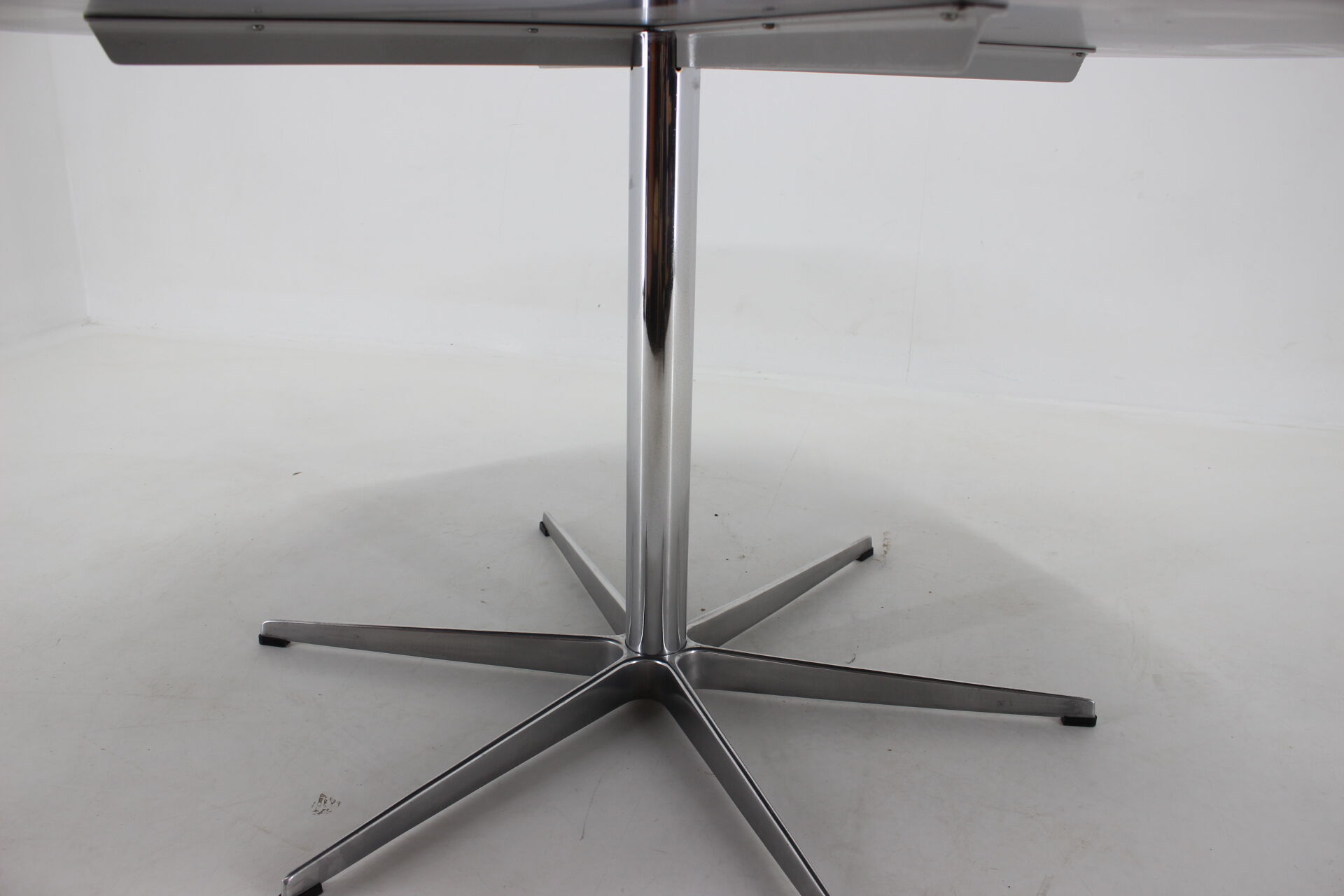 Arne Jacobsen Round Palisander Dining Table for Fritz Hansen, Denmark, 1980