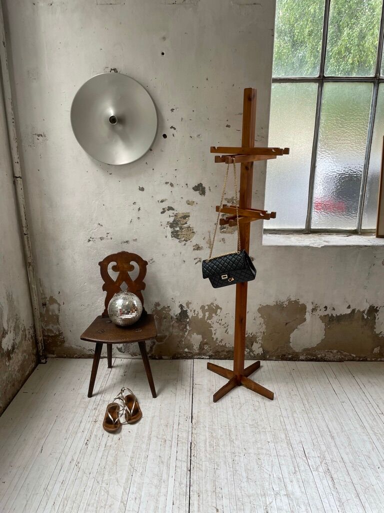 Patère wears pine coat 70