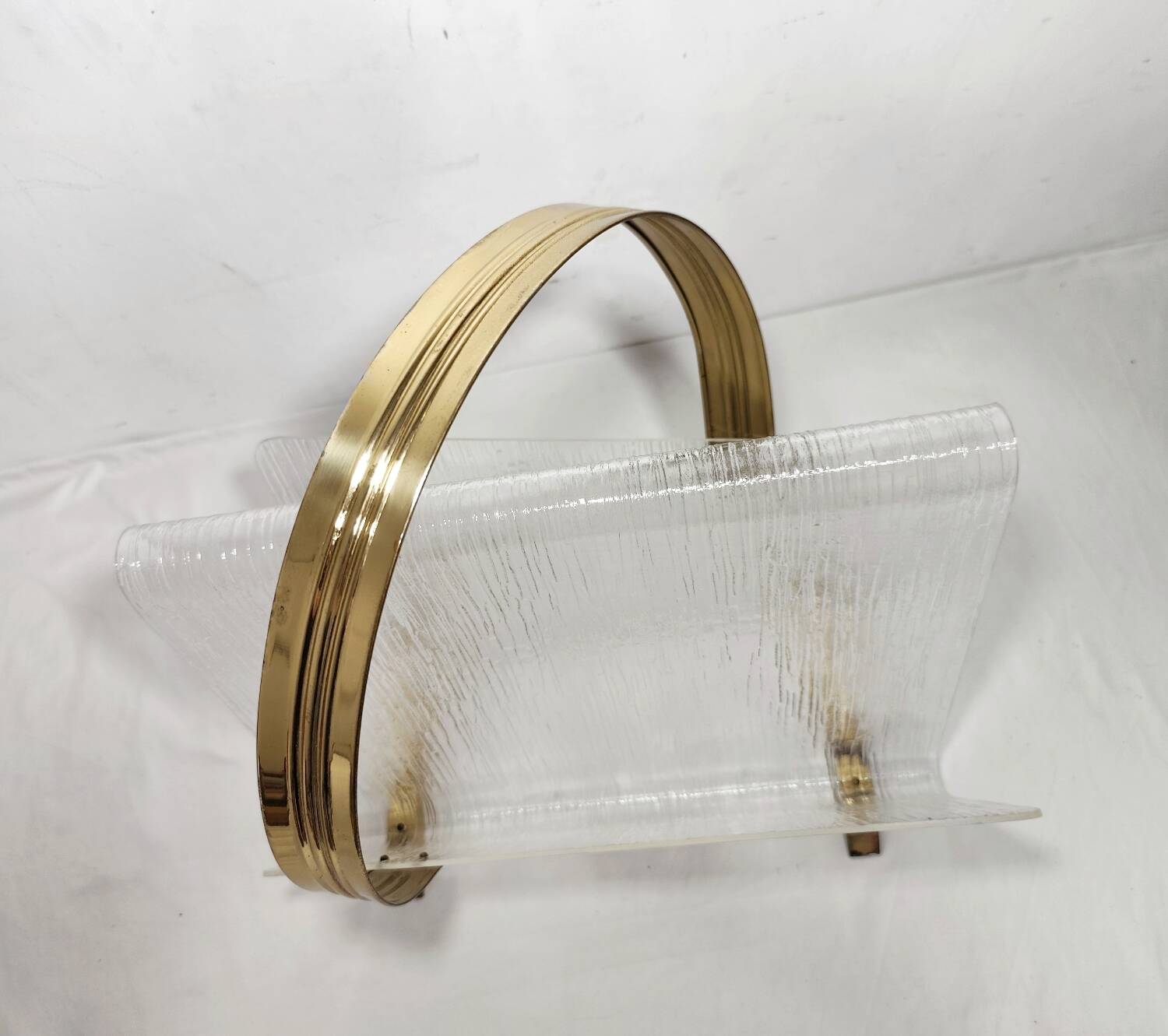 Revistero de metacrilato y latón. España, 1980s.