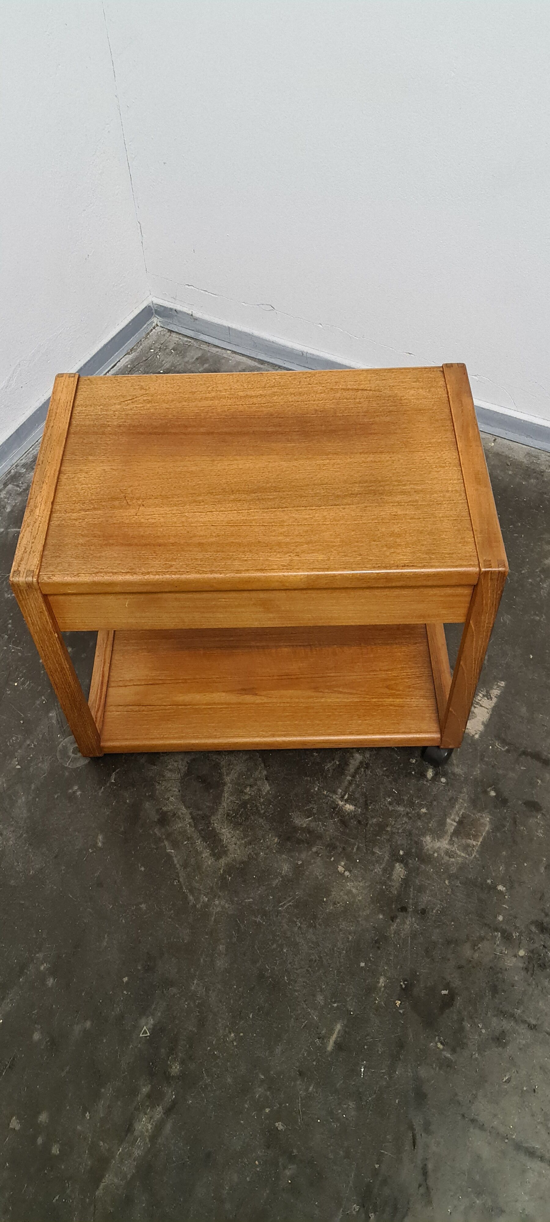 Table d’extrémité en teck vintage ou chariot tv