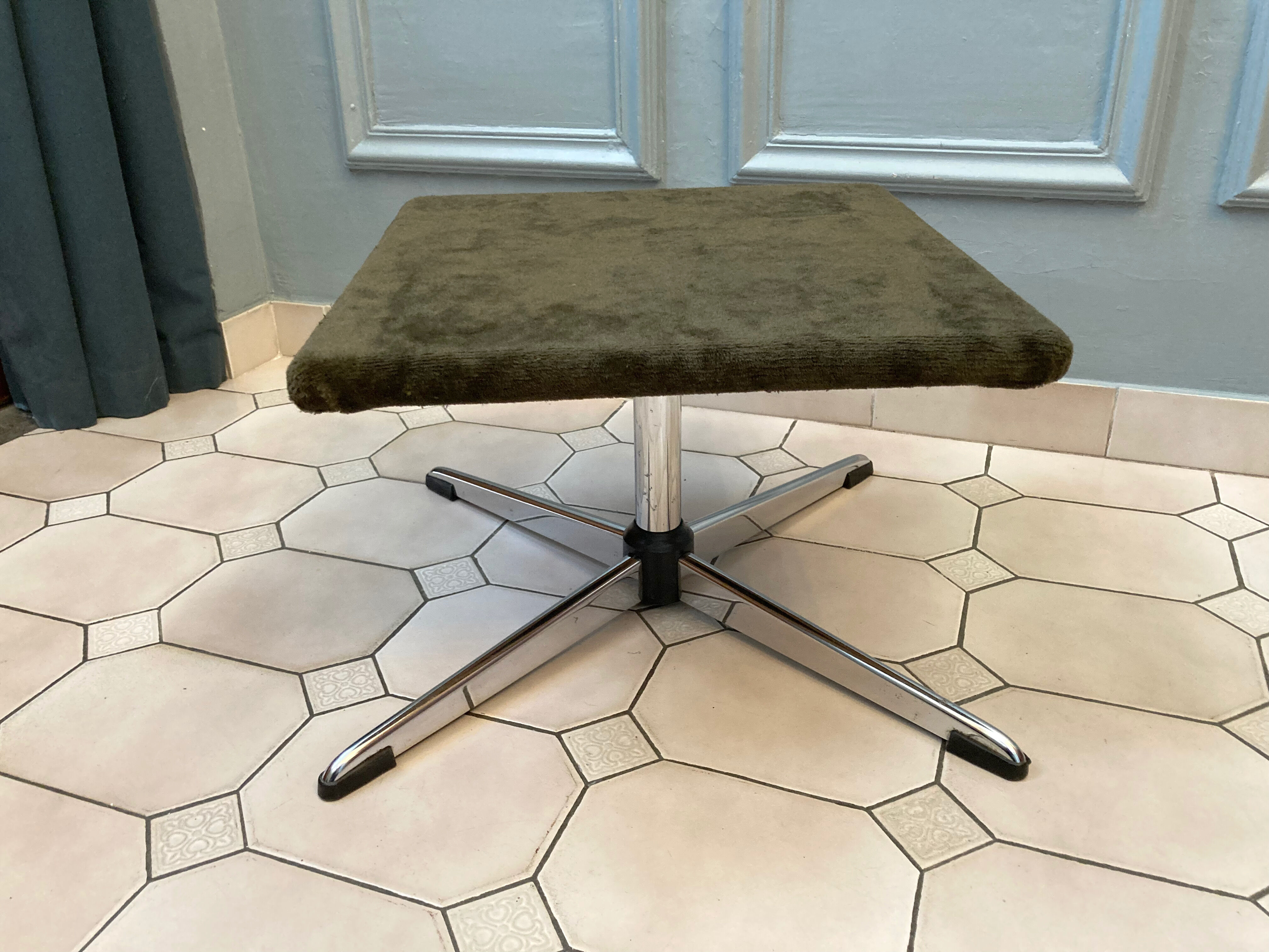 Ottoman vintage chrome and carpet