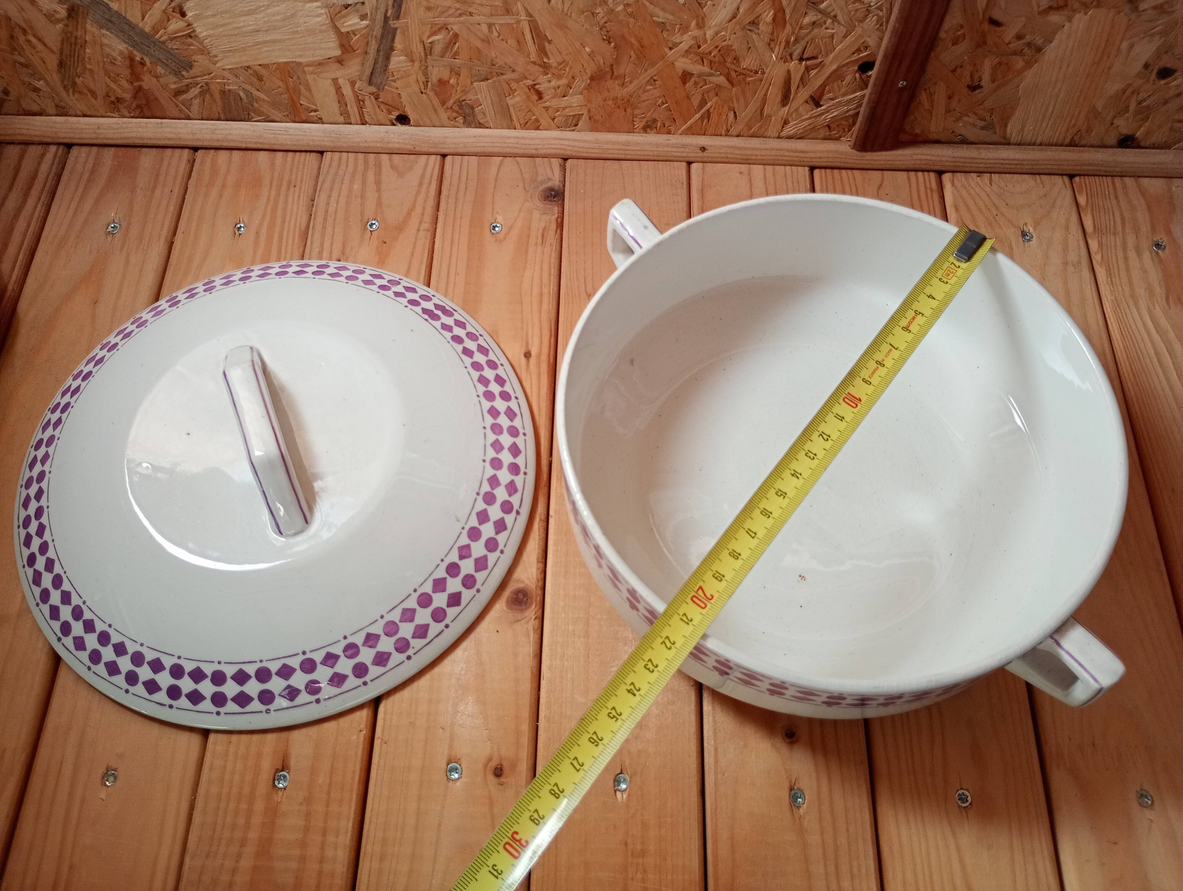 Soup tureen or vegetable dish with purple decoration, Moulin des Loups Orchies