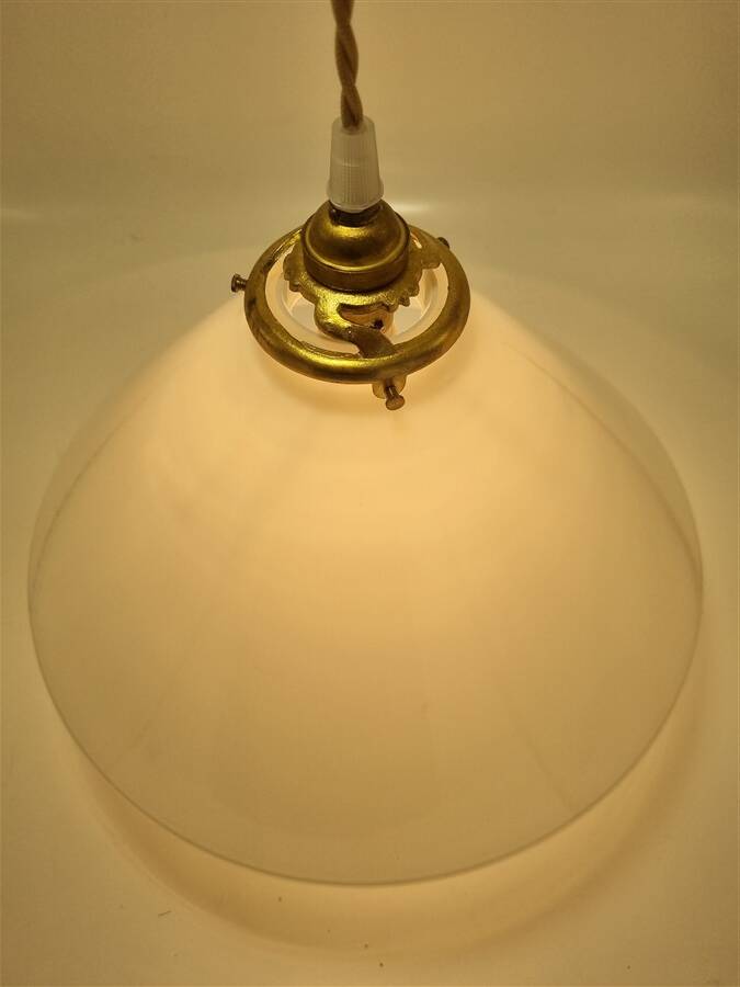 Conical suspension in white opaline