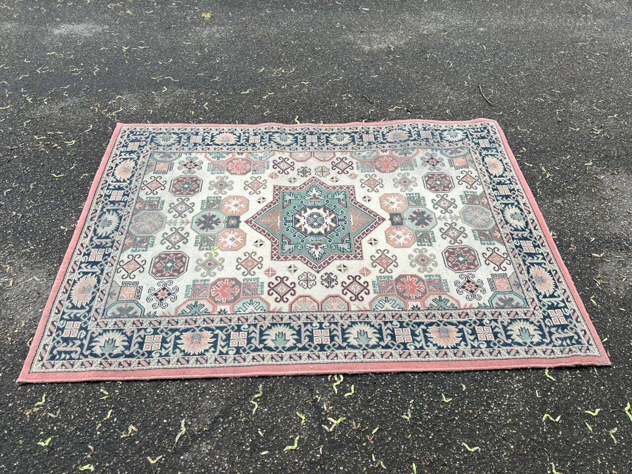 Vintage oriental rug in burgundy red, 133x196cm.