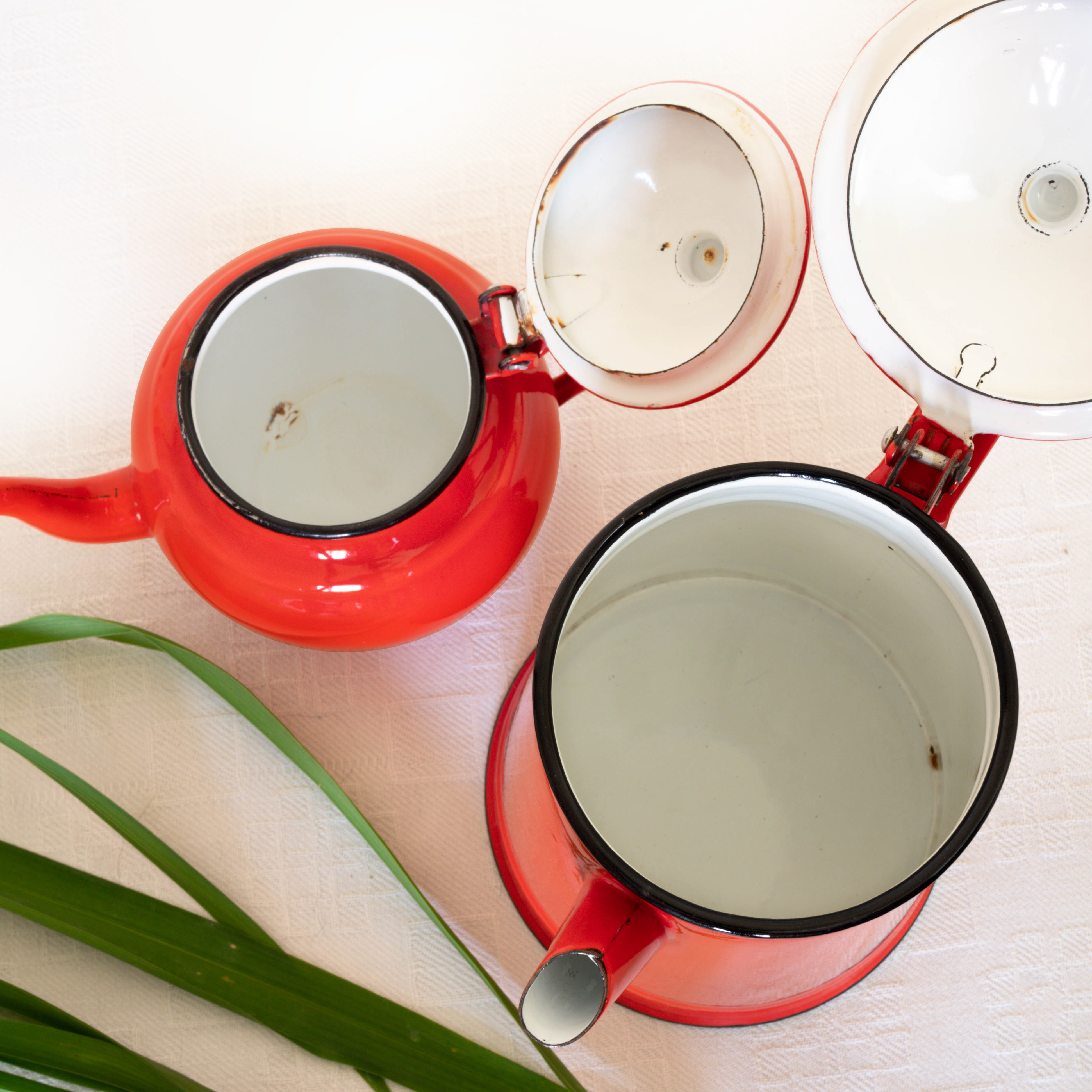 Lot of a coffee maker and a Red Japy teapot
