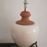 Ensemble assorti lampe sur pied et deux cache-pots faience blanche et terre cuite