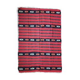 Tapis en laine rouge traditionnel avec des fleurs et des rayures stylisées 235x152cm