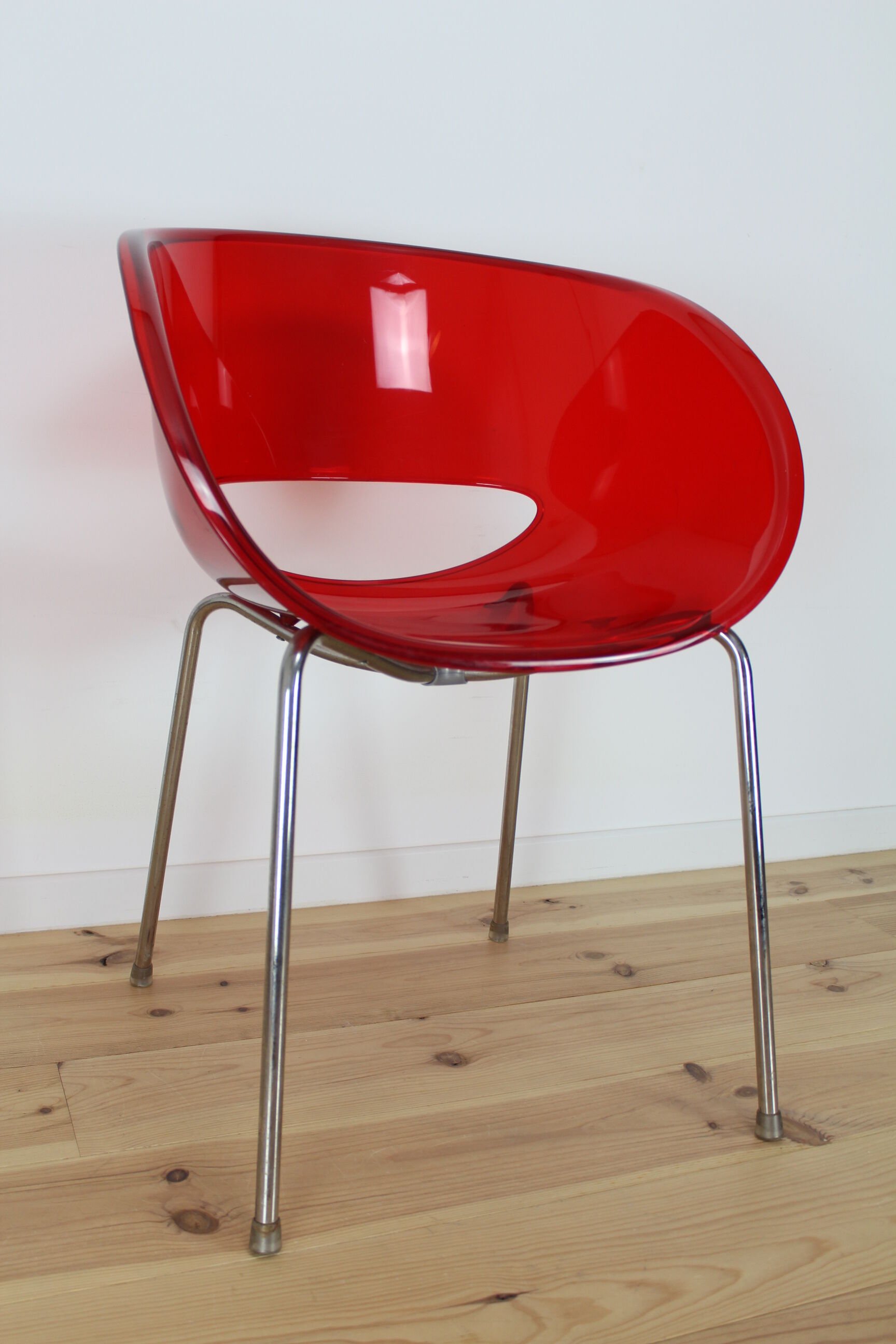 Sintesi Eye red plexiglass chair