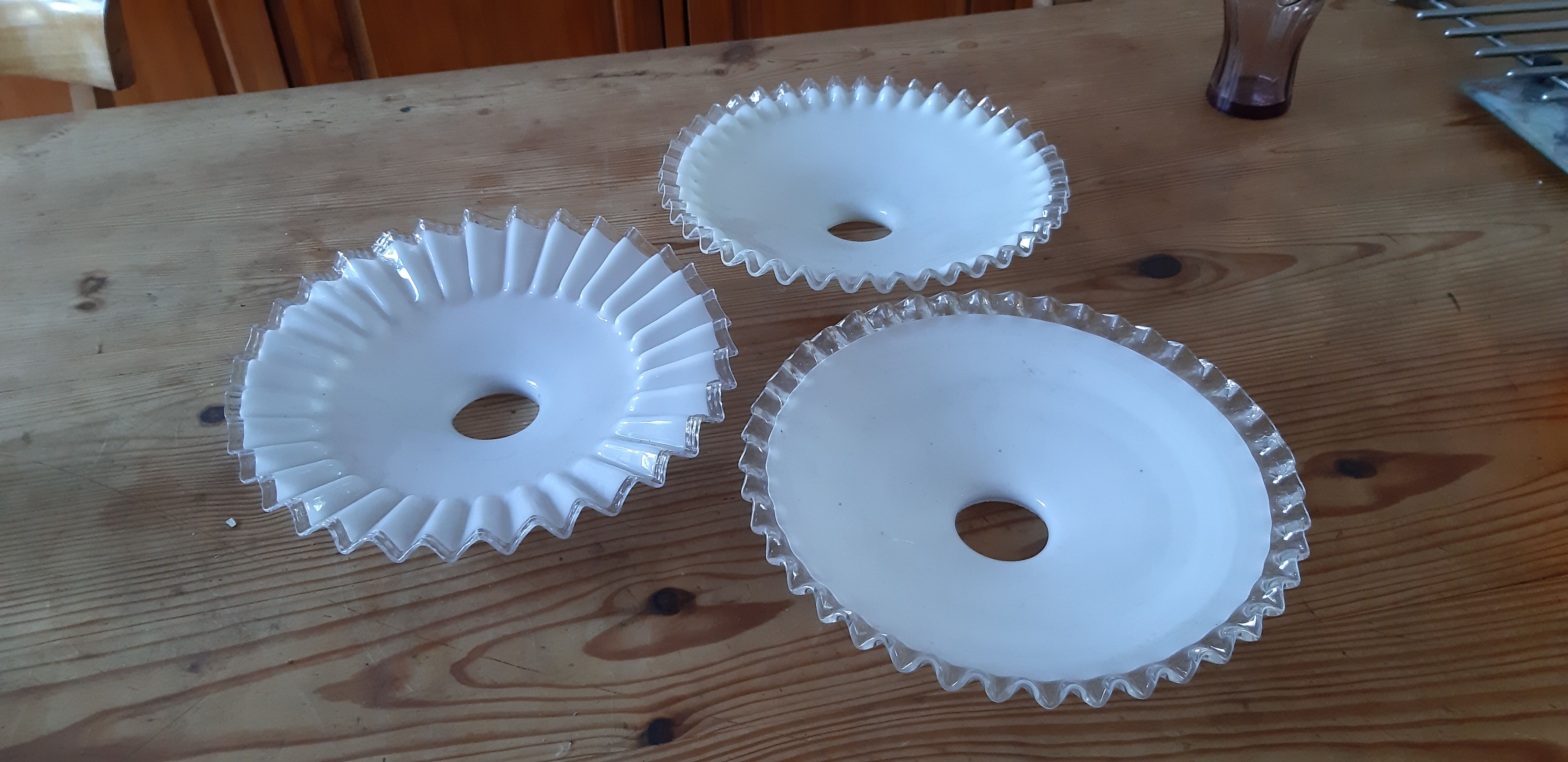 3 suspensions en opaline blanche 1900