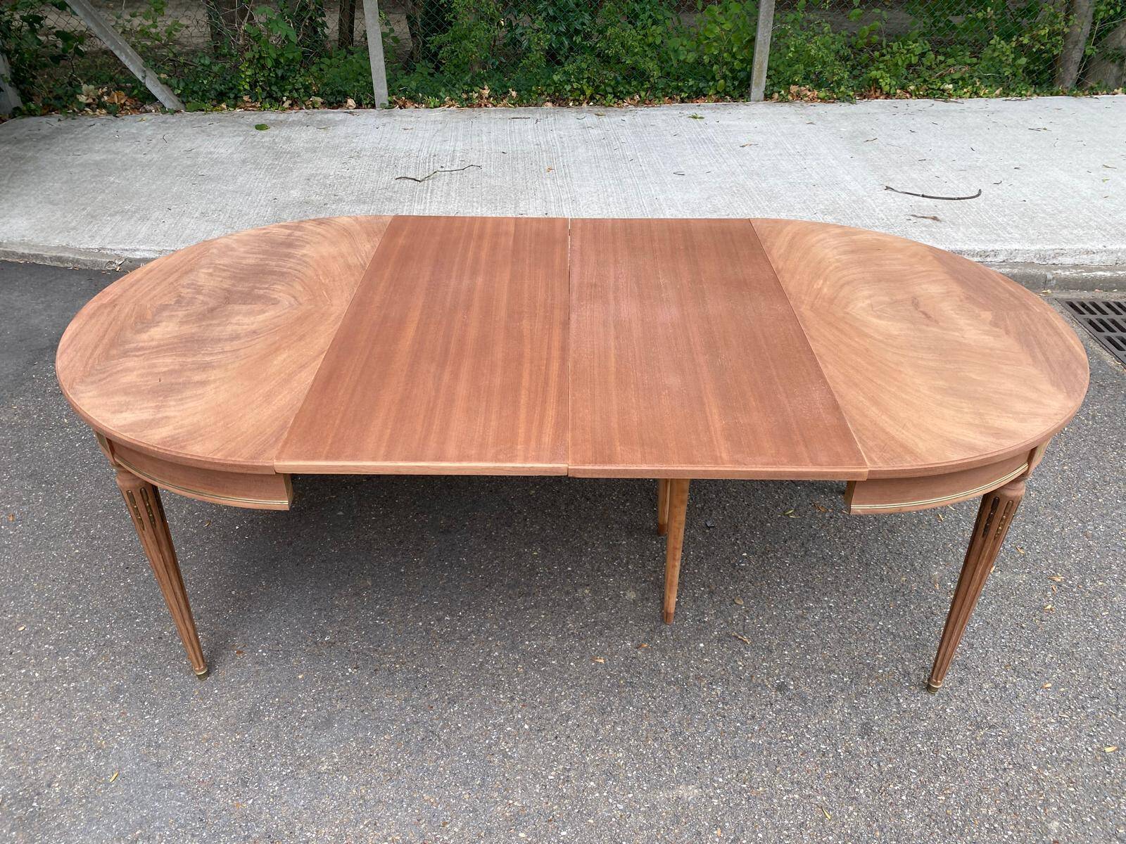 Table à manger ronde extensible Louis XVI décapée en acajou massif et laito