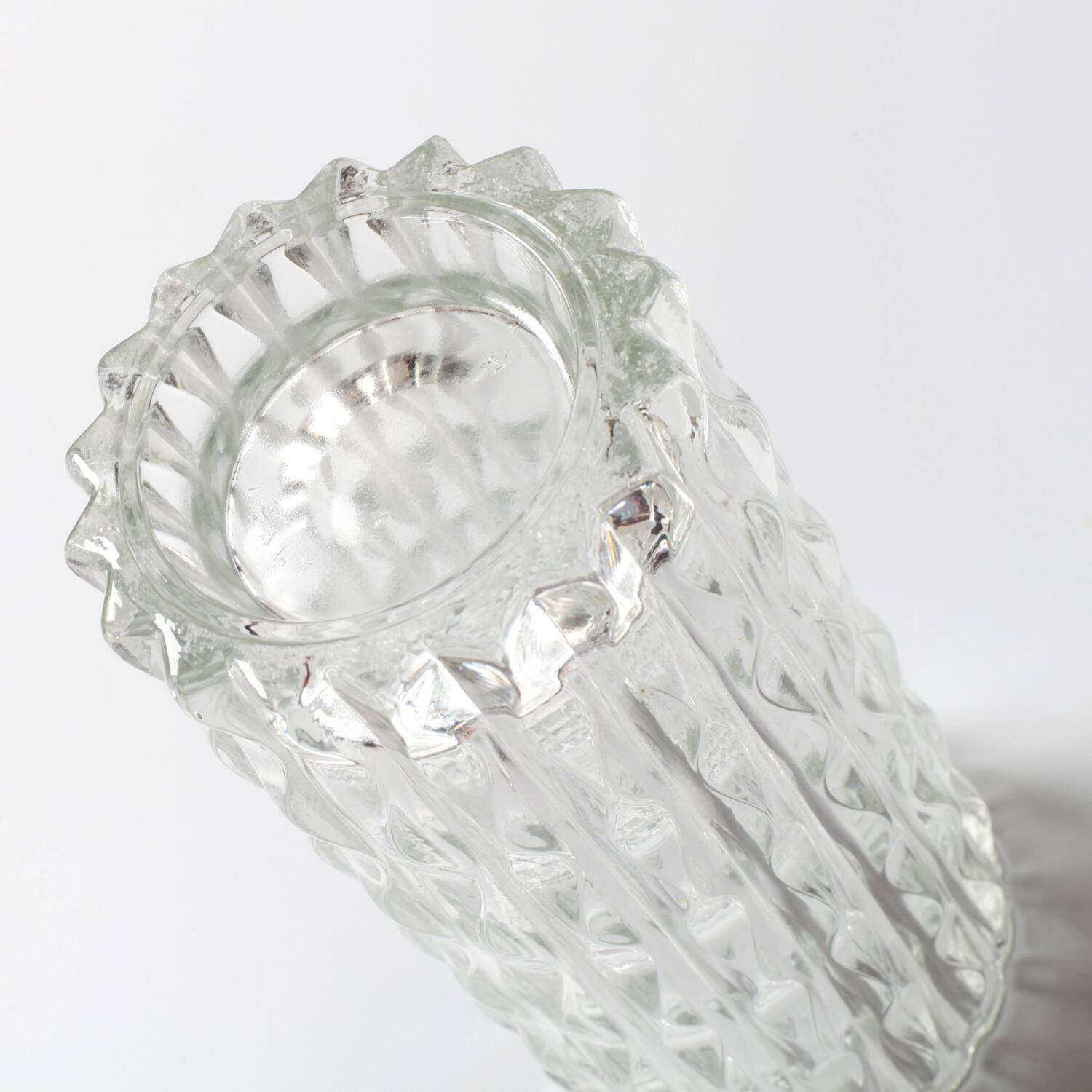 Vase à fleurs vintage en verre massif, lourd et transparent, pressé à la main / Italie / Années 1970