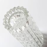 Vase à fleurs vintage en verre massif, lourd et transparent, pressé à la main / Italie / Années 1970