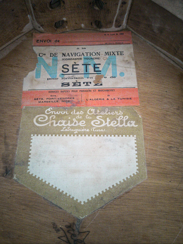 Stella pedestal table
