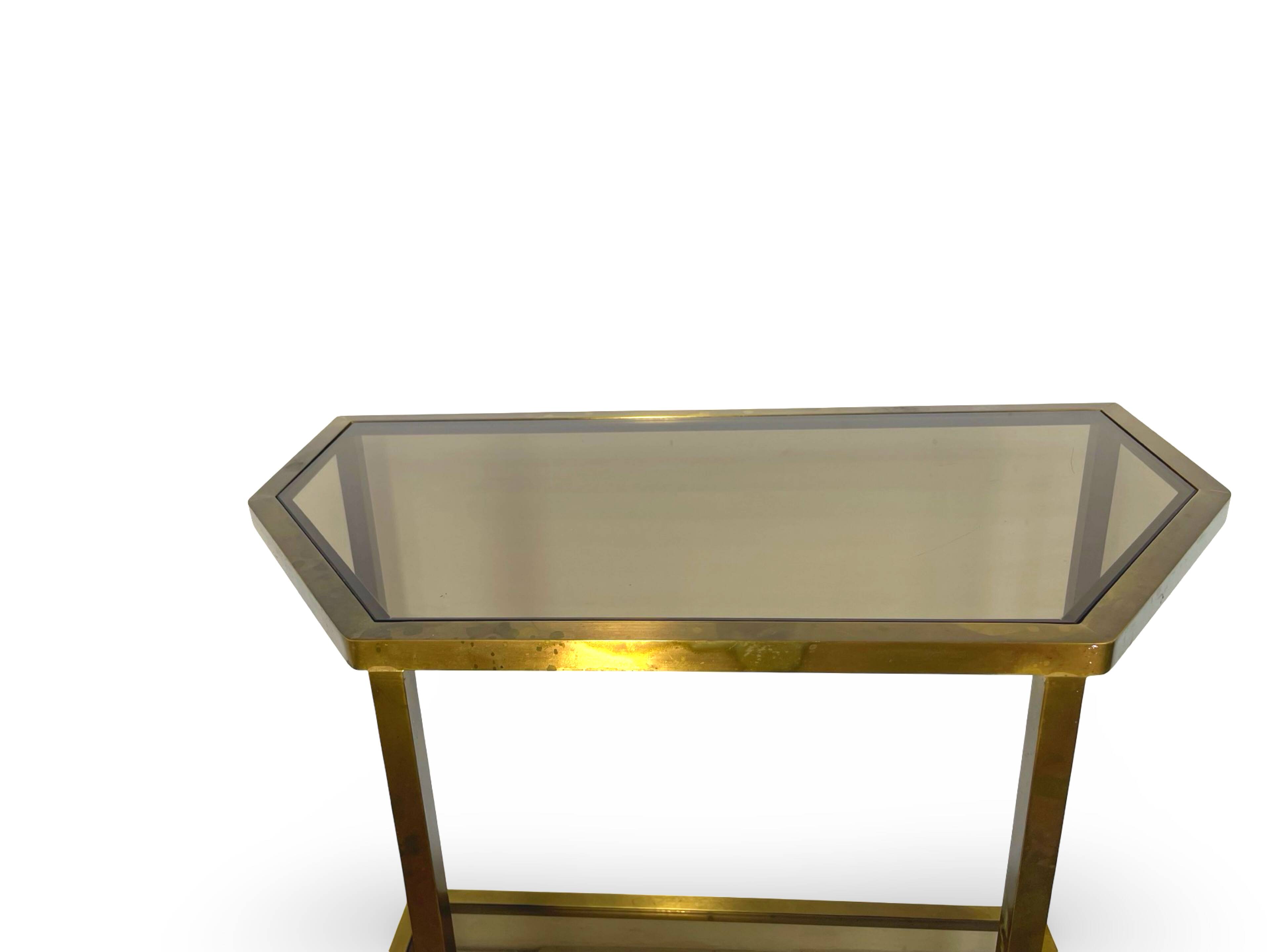 Table d'appoint italienne demi-hexagonale en laiton des années 1970.