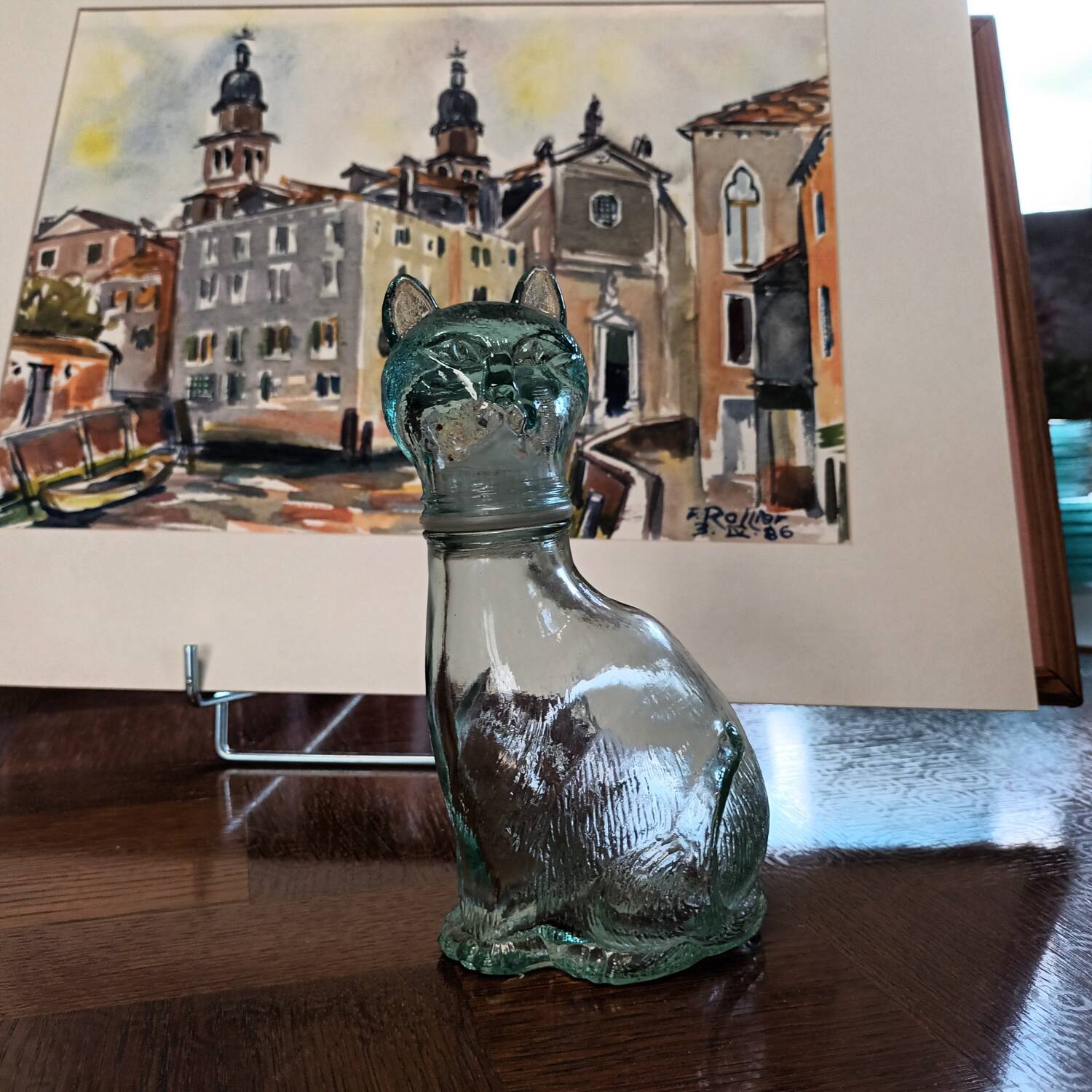 Cat-shaped glass bottle