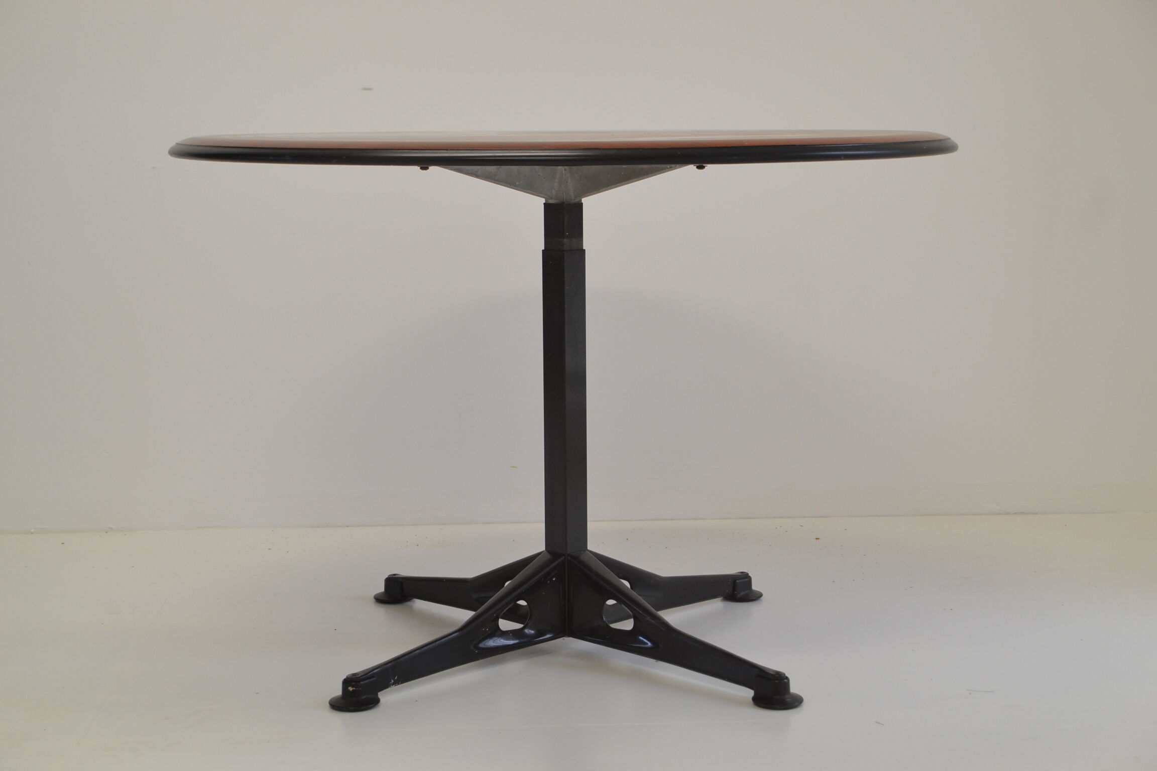 Herman Miller dining table from the 1970s