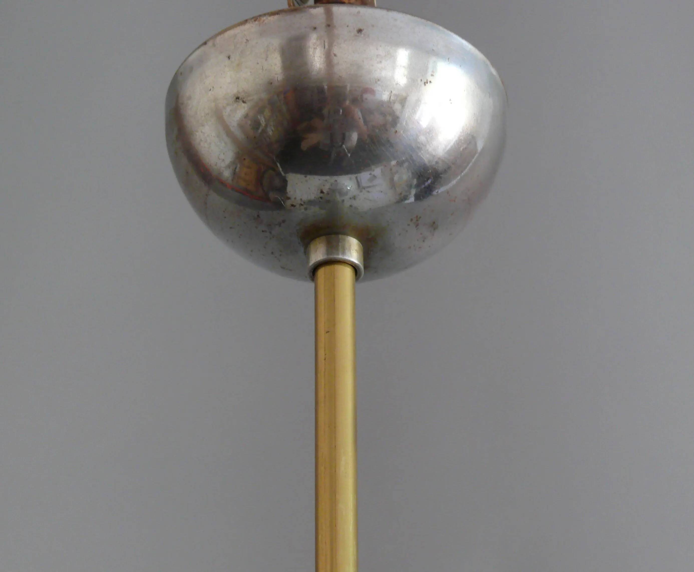 Une paire de grandes lampes sphériques Art Déco avec abat-jour en verre opale et douilles chromées - Bauhaus - 1930-1940