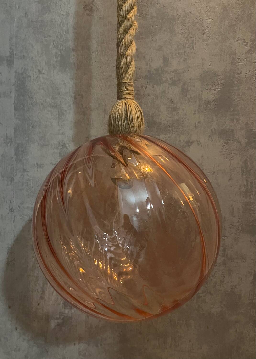 Suspension globe rose pale en verre  à relief avec câble corde