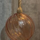 Suspension globe rose pale en verre  à relief avec câble corde