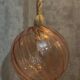 Suspension globe rose pale en verre  à relief avec câble corde