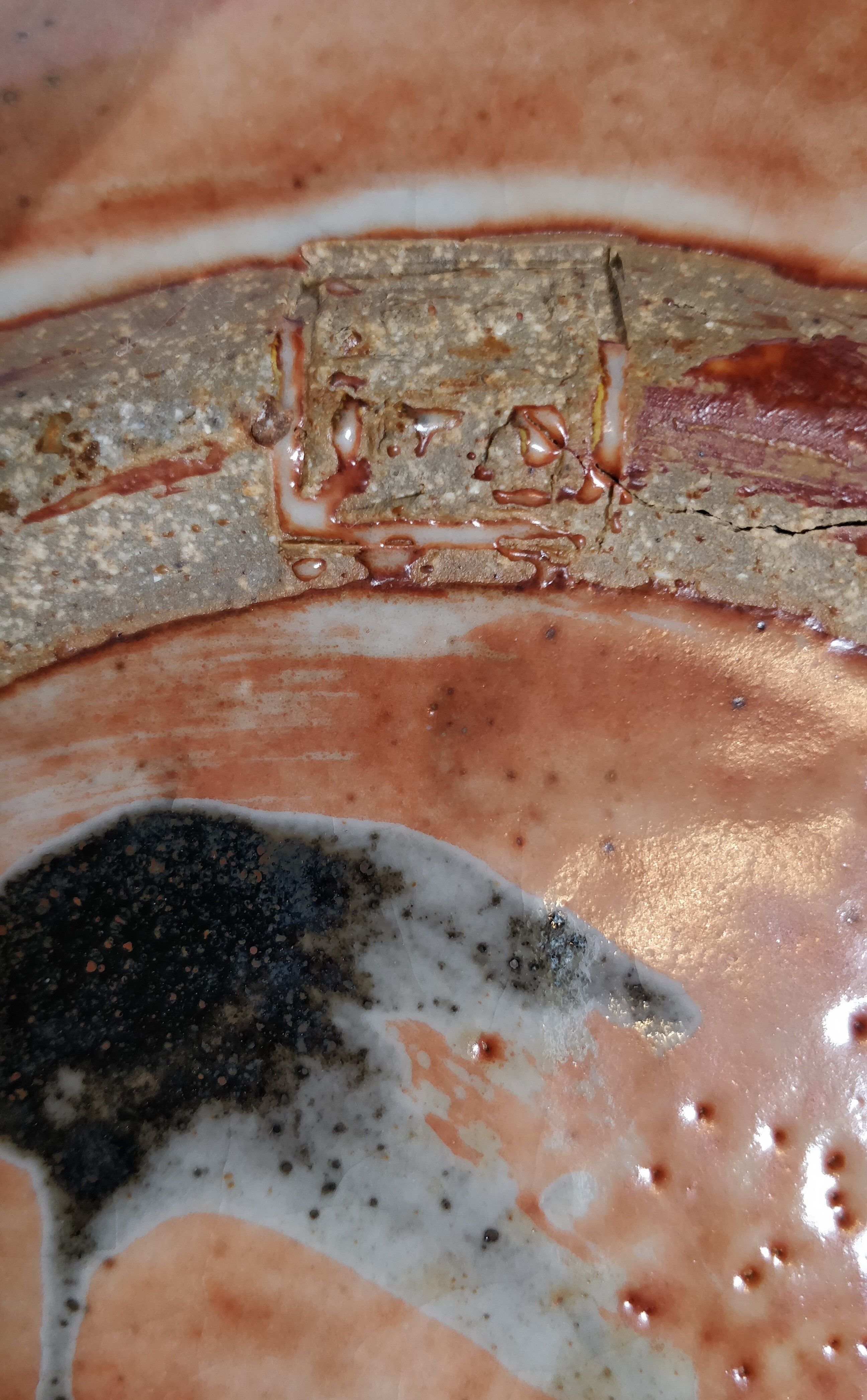 Assiette contemporaine en grès émaillée