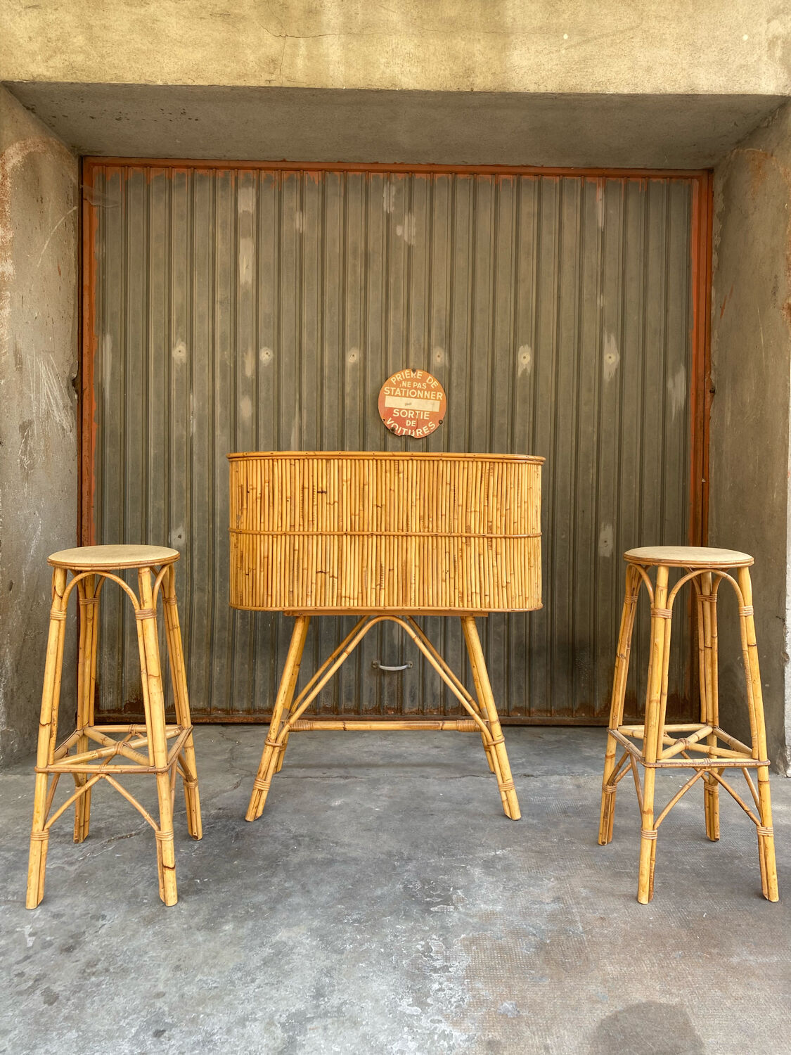 Bar comptoir en rotin et ses deux tabourets