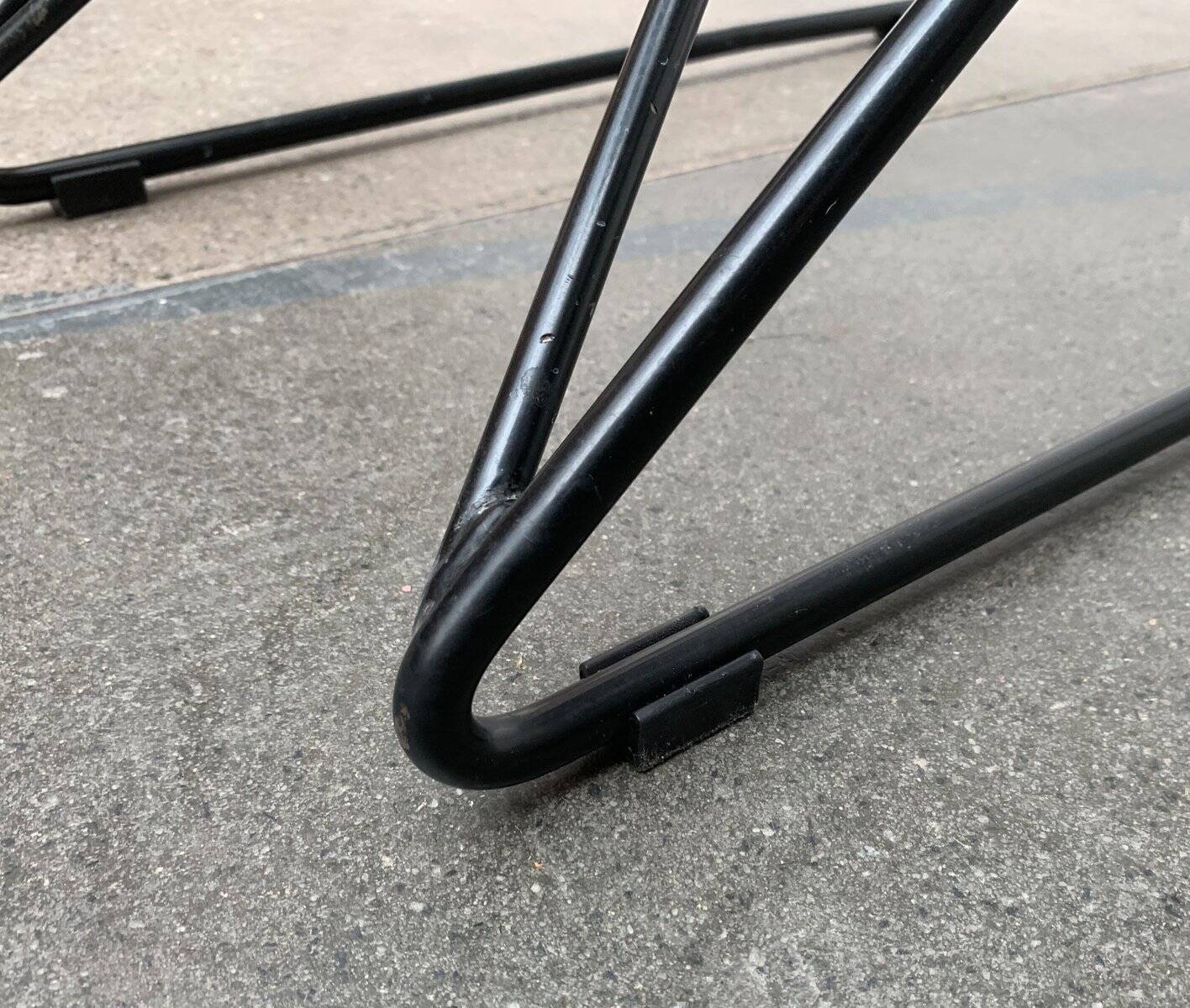 Set of black postmodern Kreuzschwinger chairs by Till Behrens for Schlubach, 1980s.