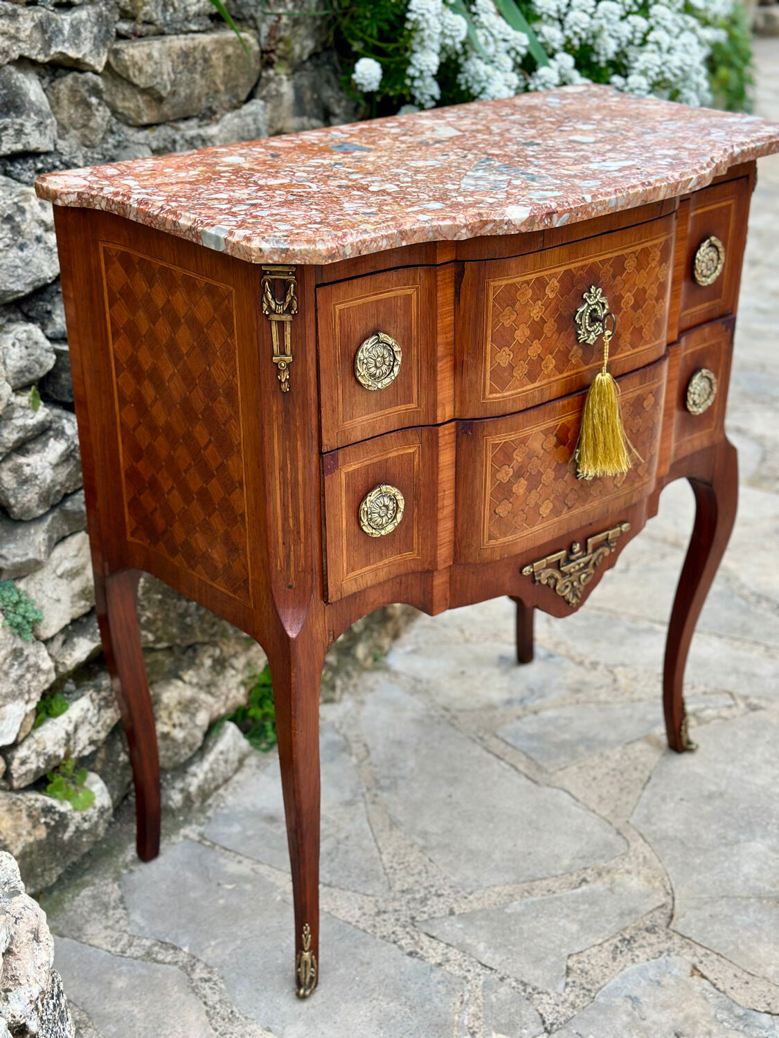 Small jump cabinet in precious wood marquetry.