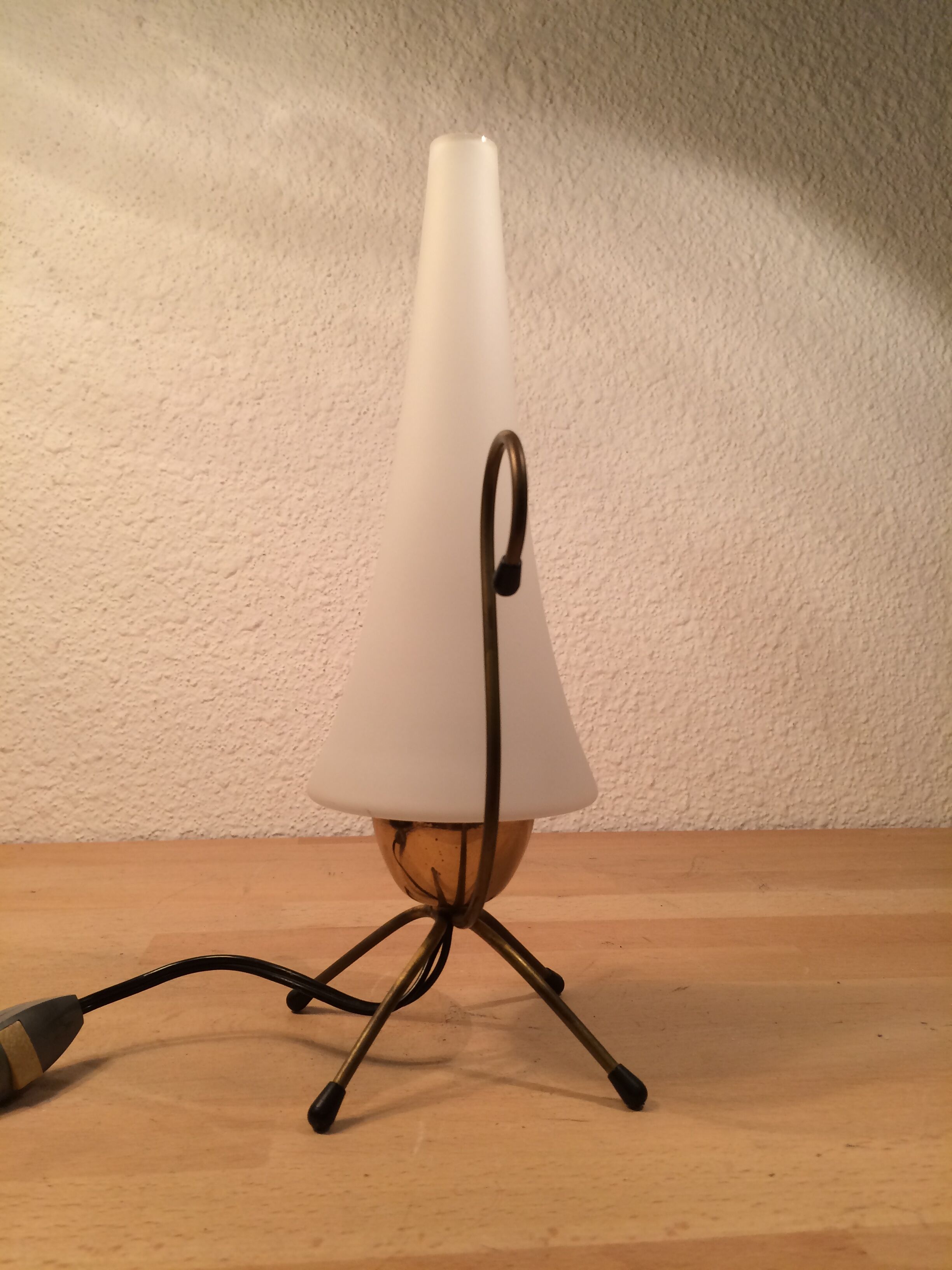Lampe atypique laiton opaline années 50