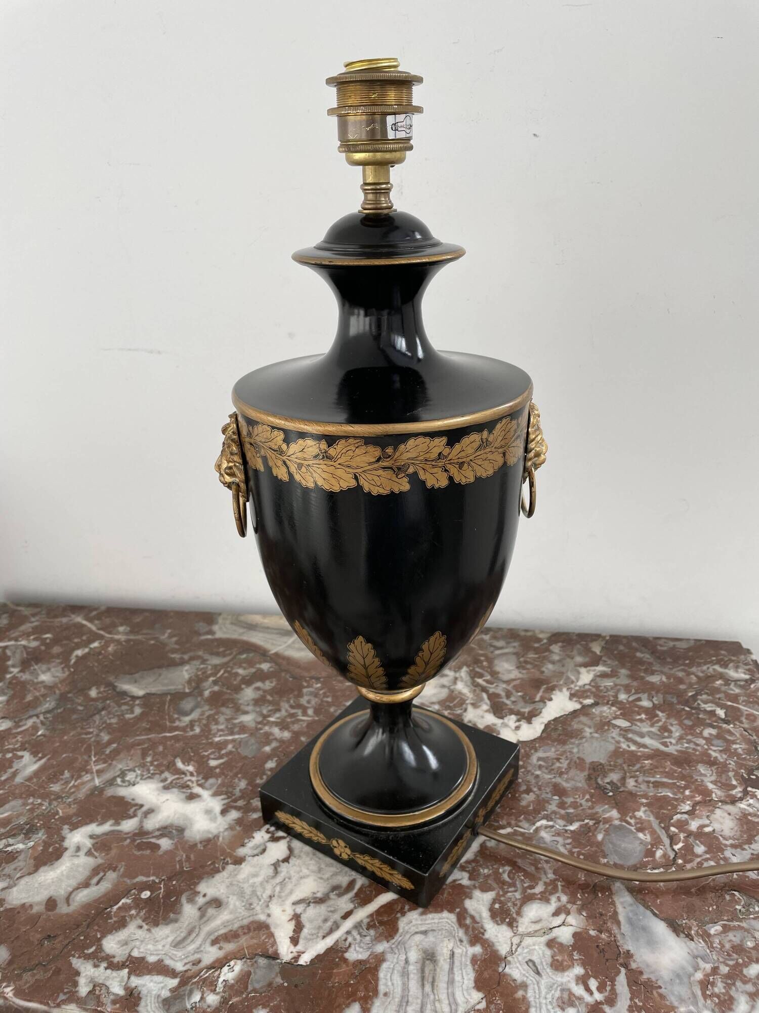 Foot, Baluster lamp, golden lions, golden lampshade, Hotel Intercontinental de Paris Opéra Garnier