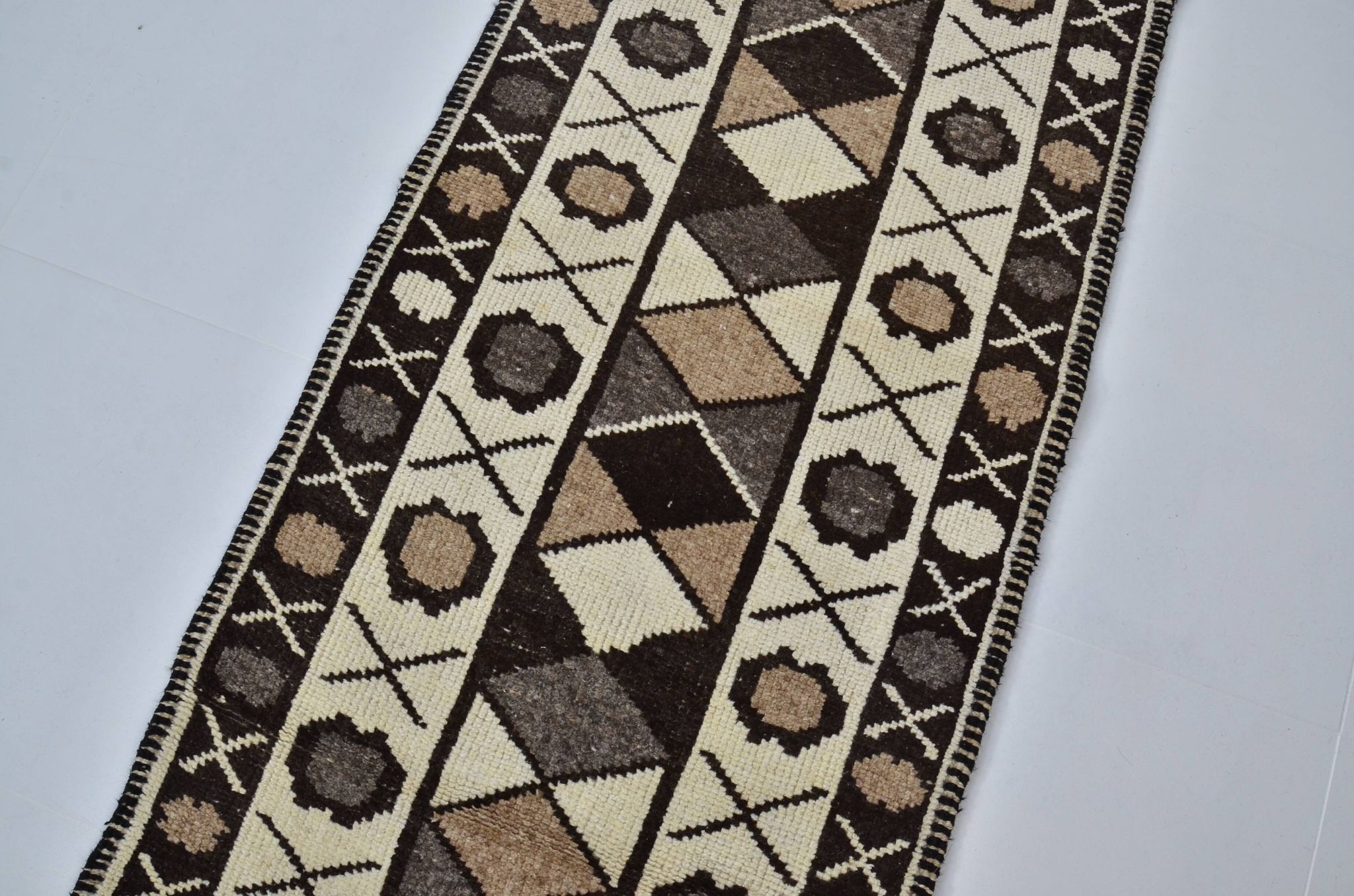 Tapis de couloir neutre en laine turque nouée à la main, référence 2064